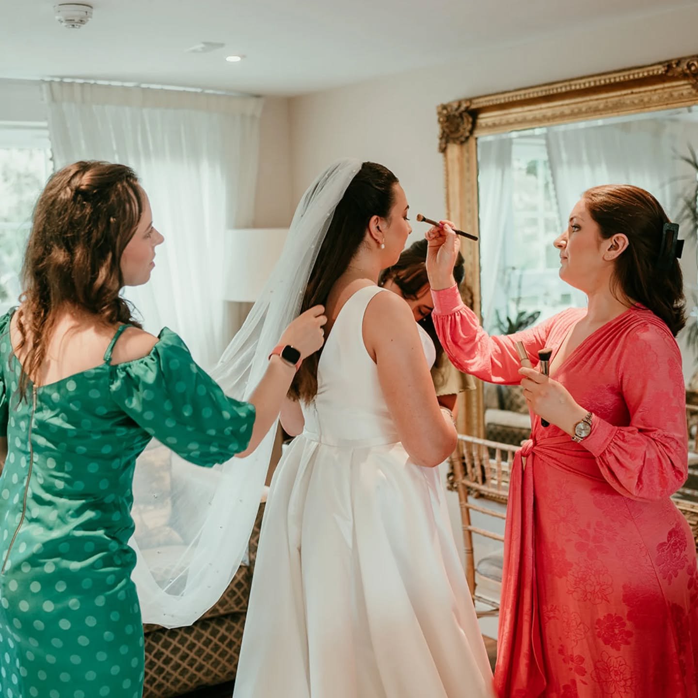 Looking after our girl moments before she get to walk down the isle to marry her best friend &hearts;️

📸 @treasureandheartphoto