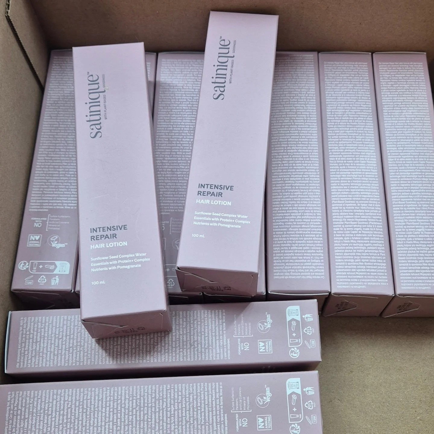 A little obsessed with this leave in hair treatment 🎖
Suitable for all hair types, makes the hair super soft and easy to style.

Definitely my top hair product of 2025! 

#satinique #dehydratedhair #thirstyhair