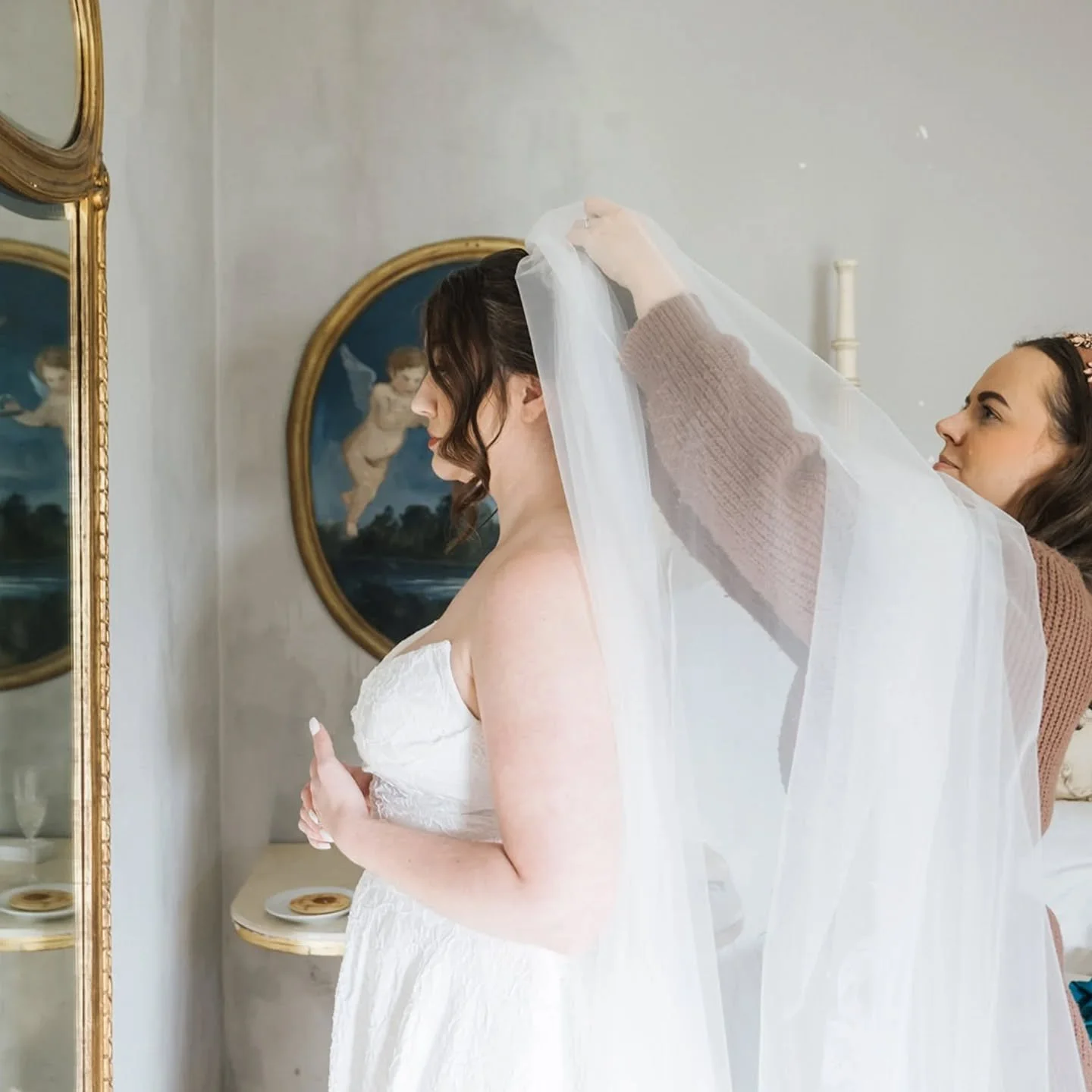 Part of my bridal booking- I will stay with you until you are ready to walk down the isle 🩷

I will secure your veil 👰&zwj;♀ 

Thank you to @olgahoganphotography for capturing these shots, they're so lovely! 

Makeup by amazing @amlynammakeup 
Loca