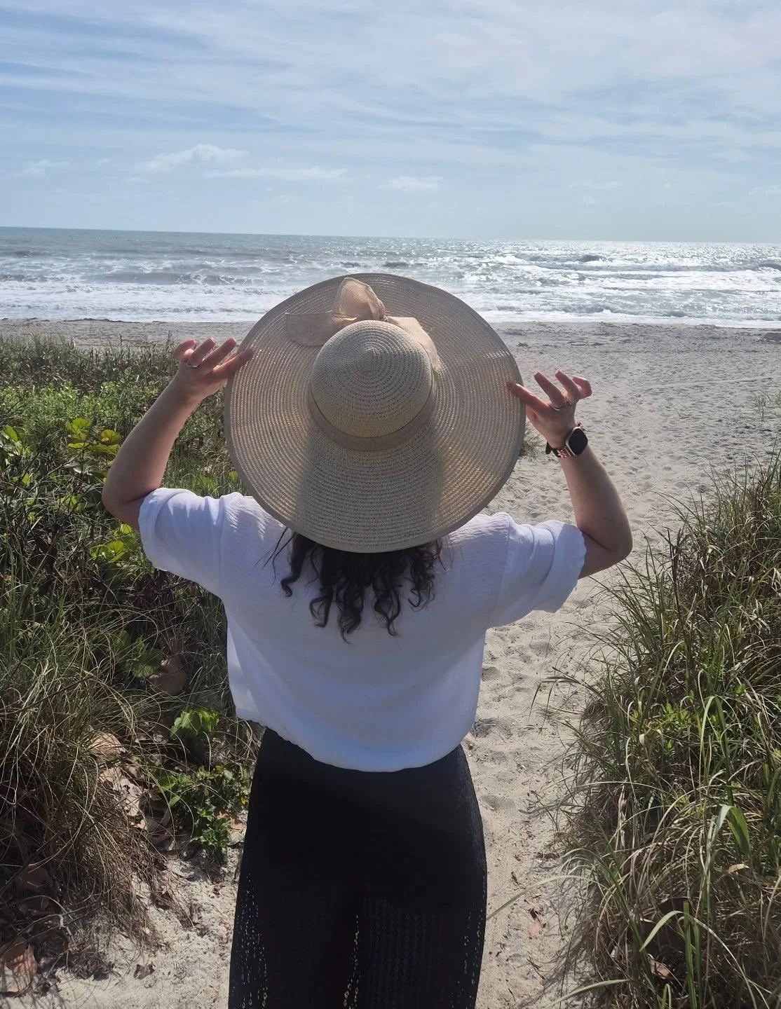 🌞 Out of office 🌞 

Just a little reminder that emails &amp; messages are on a slower pace 

#holidays
#usa🇺🇸