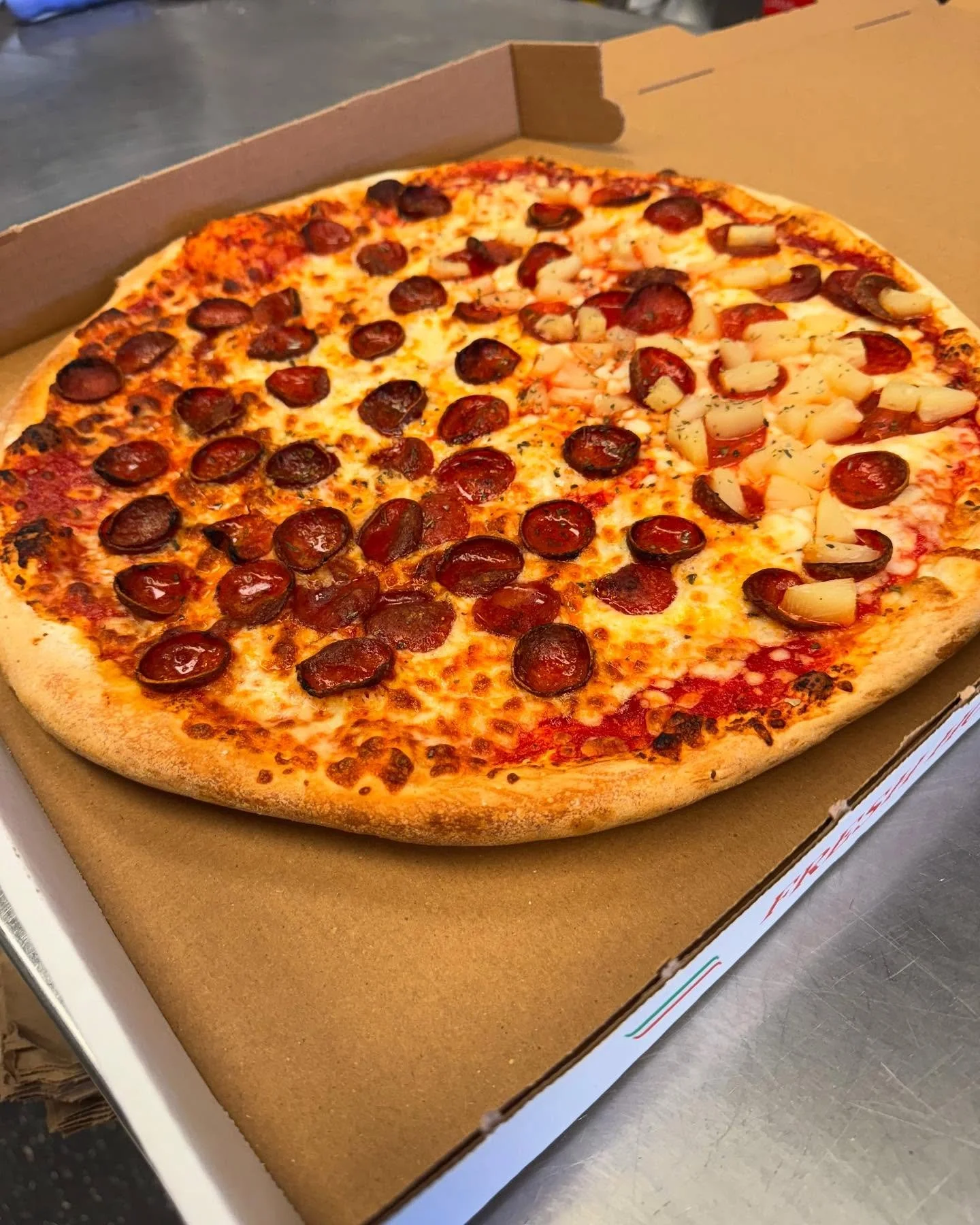 Early Spring weather got you down?? Me too. Eat pizza and watch @themasters alllll weekend Order delivery through @ubereats @grubhub #pizzaislife #pizzalove 
#beverlysbest #gitsumpizza #eatpizza #calzones #cheesybreadsticks #golfandpizza #masters #en