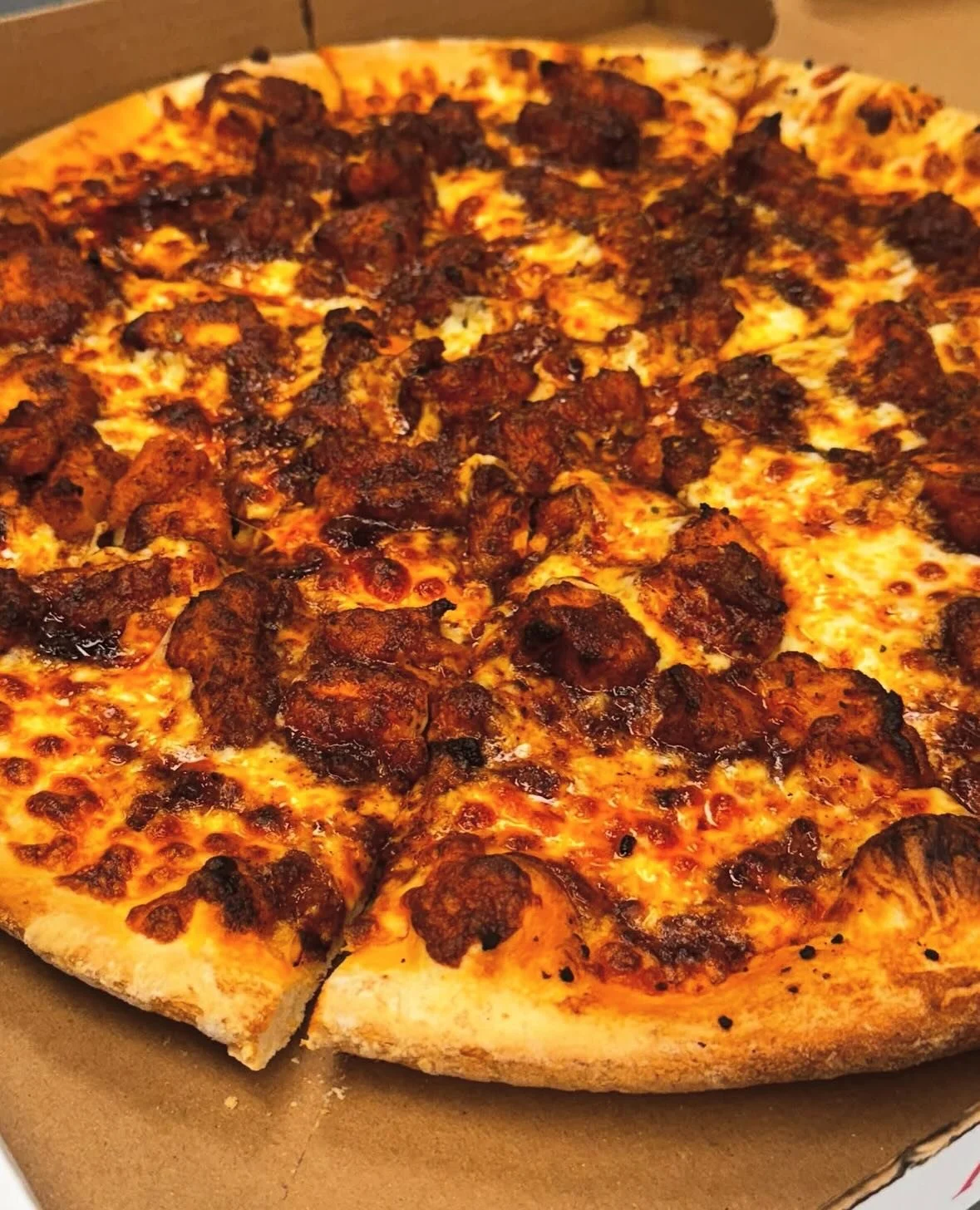 Basketball and pizza all day…. Order delivery through @ubereats @grubhub #pizzaislife #pizzalove 
#beverlysbest #gitsumpizza #eatpizza #calzones #cheesybreadsticks