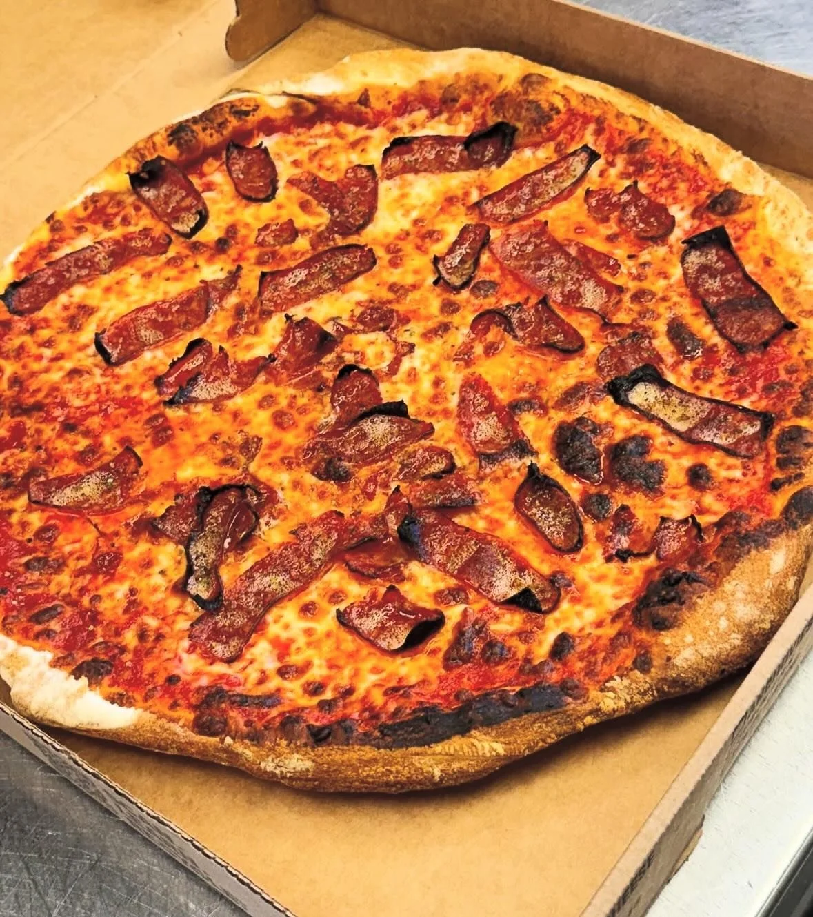 Some recent bangers… Order delivery through @ubereats @grubhub #pizzaislife #pizzalove 
#beverlysbest #gitsumpizza #eatpizza #calzones #cheesybreadsticks
