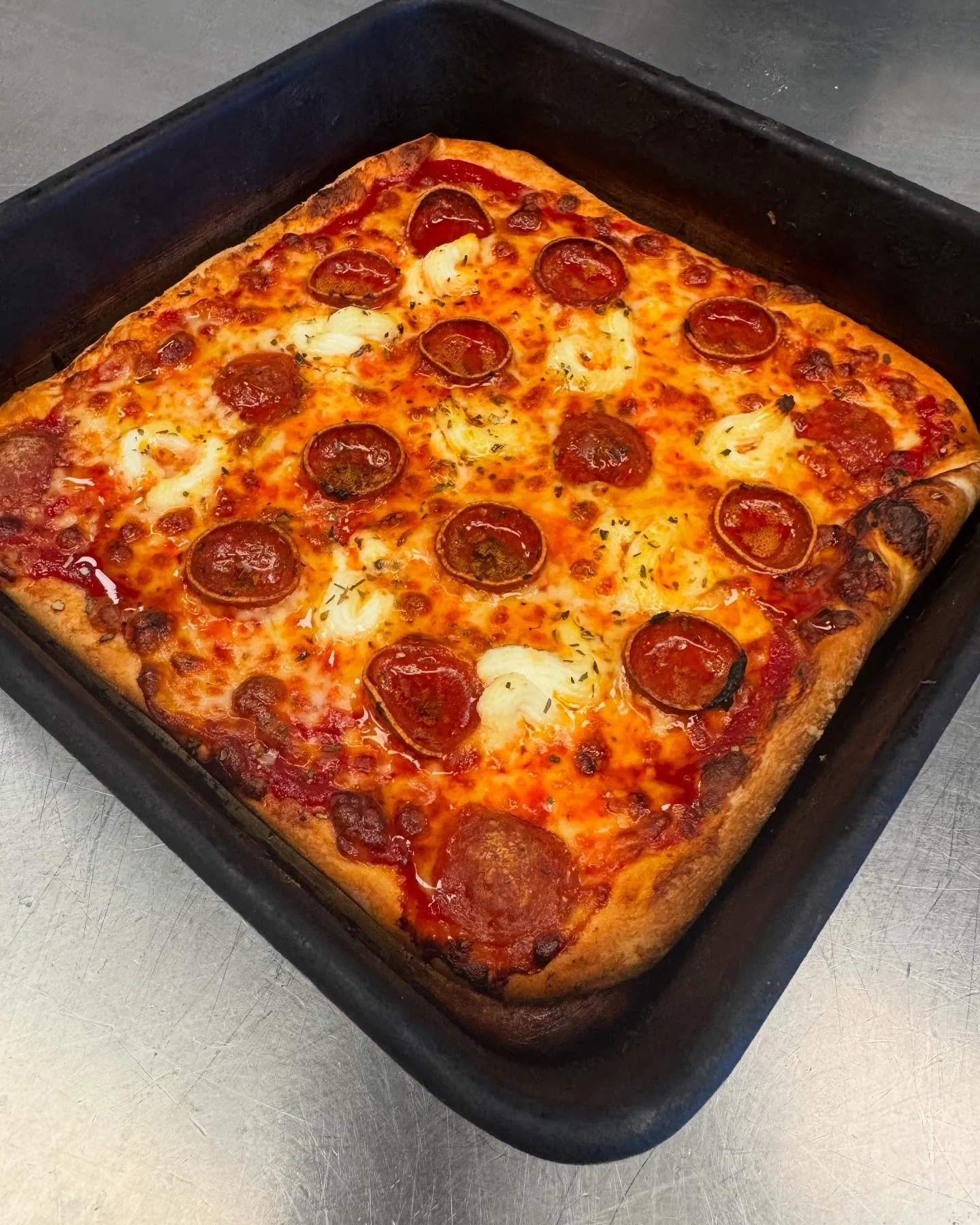 We LOVE The ☘️, but corned beef and cabbage…. Nah!! 😂😂 we’ll take pizza instead. Order delivery through @ubereats @grubhub #pizzaislife #pizzalove 
#beverlysbest #gitsumpizza #eatpizza #calzones #cheesybreadsticks