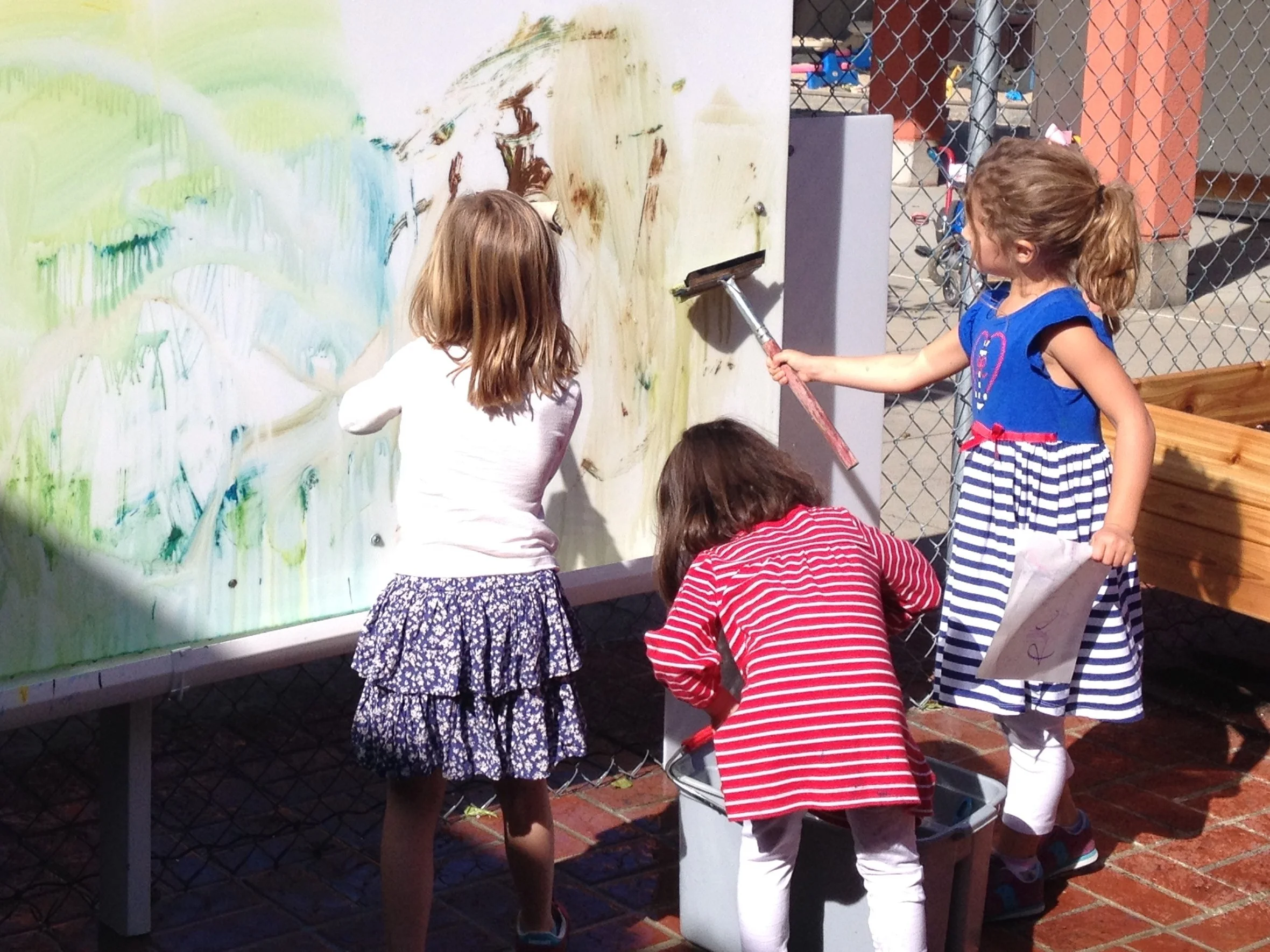 PROCESS ART: We emphasize the exploration and enjoyment of the creative process itself. Children are encouraged to experiment with a variety of materials—paints, clay, glue, natural objects—allowing them to express their ideas in their own unique way