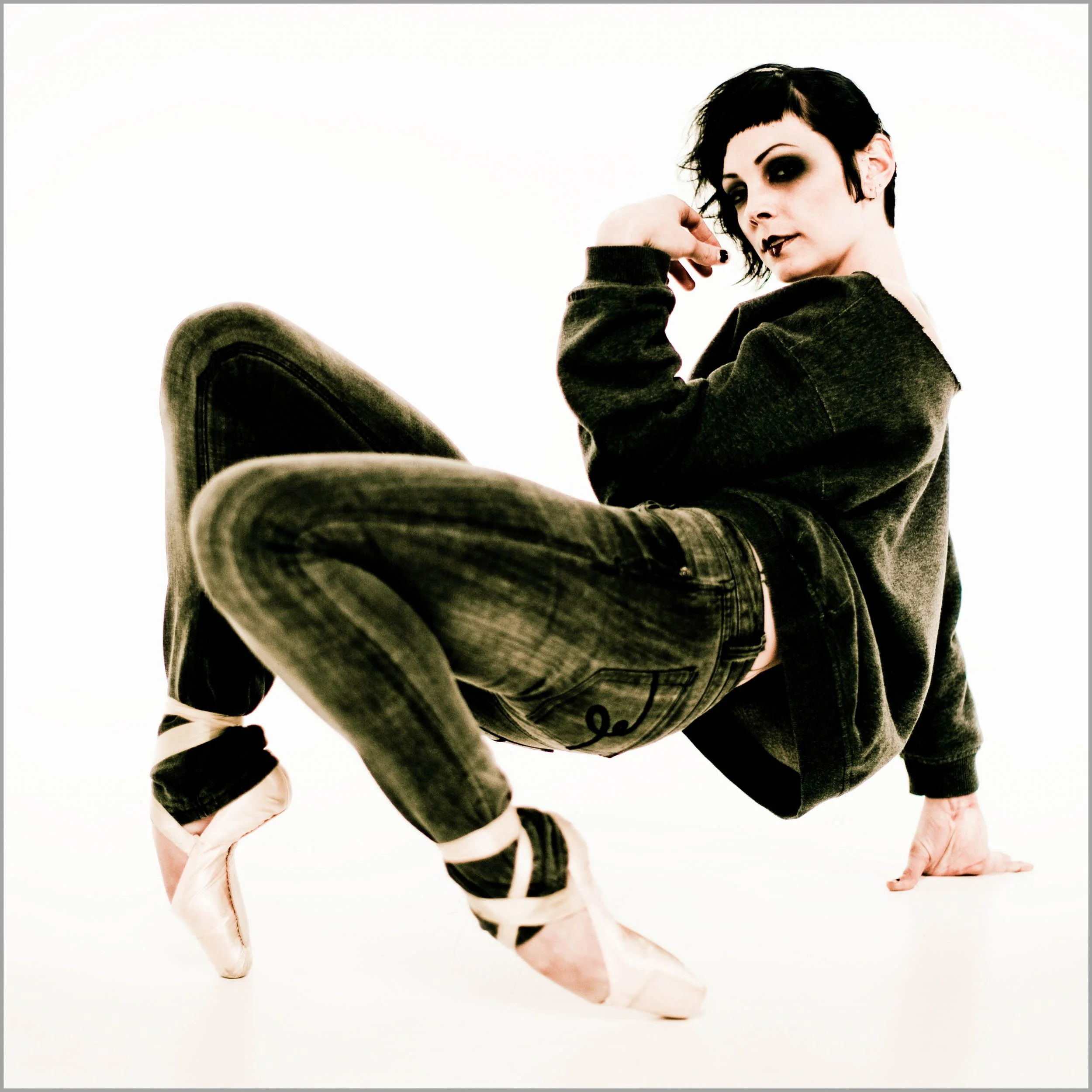 44-4251-0201-347-Dancer-8-090202-Doug Coulter-2.jpg