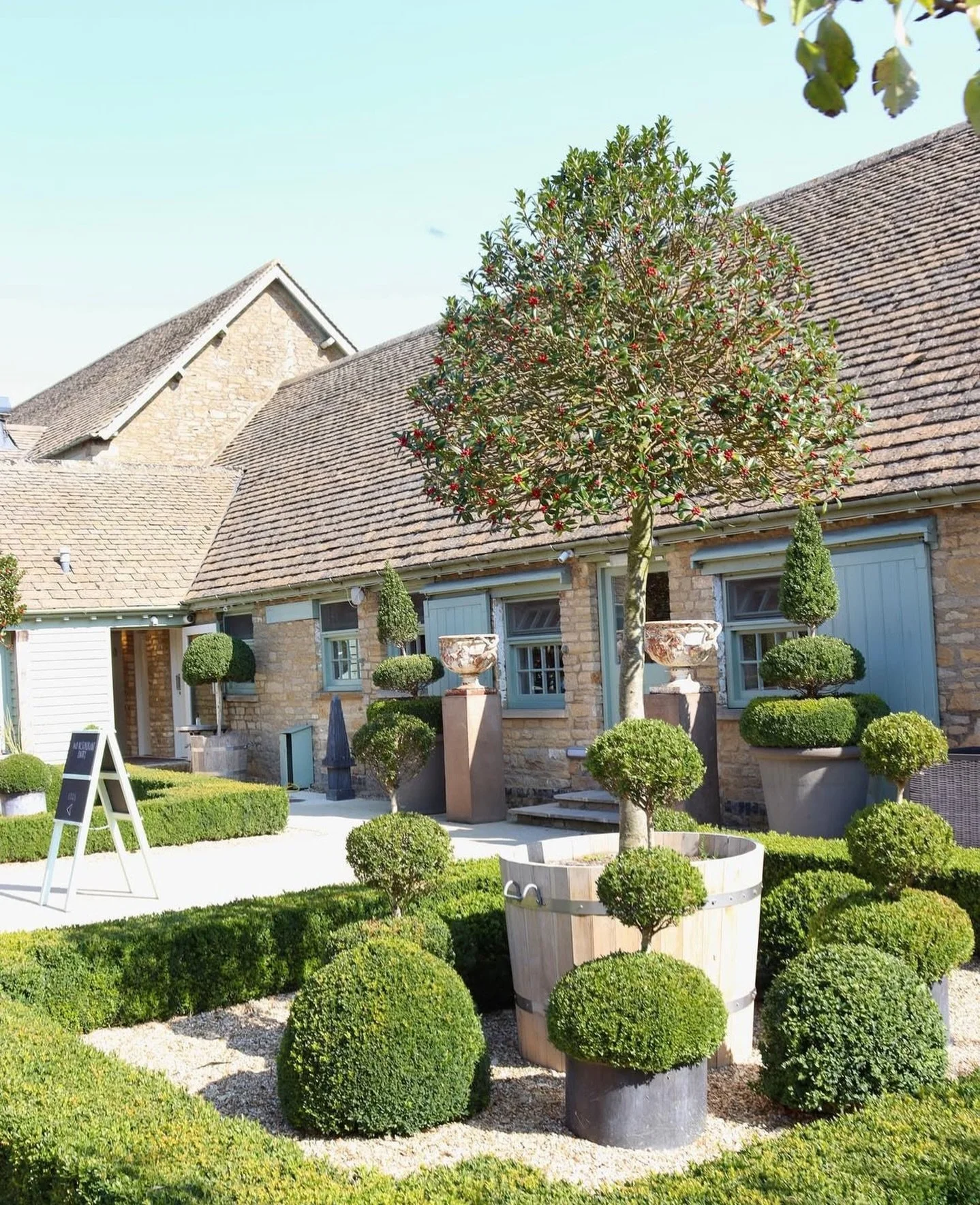 It&rsquo;s that time of year when my head starts spinning with endless garden design ideas&hellip; - spring has officially sprung! 🌼