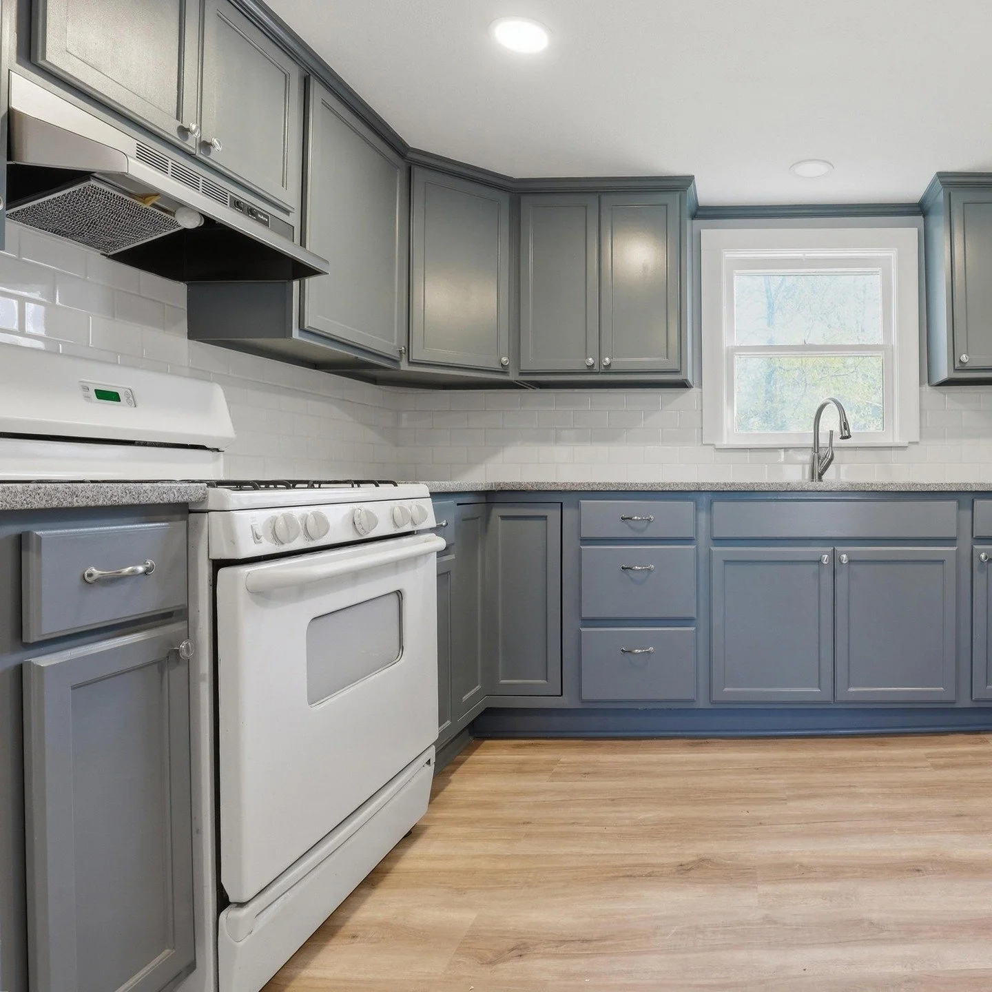 We know you are wanting that new dream kitchen... 

Check out Brains work on a Kansas City kitchen remodel!