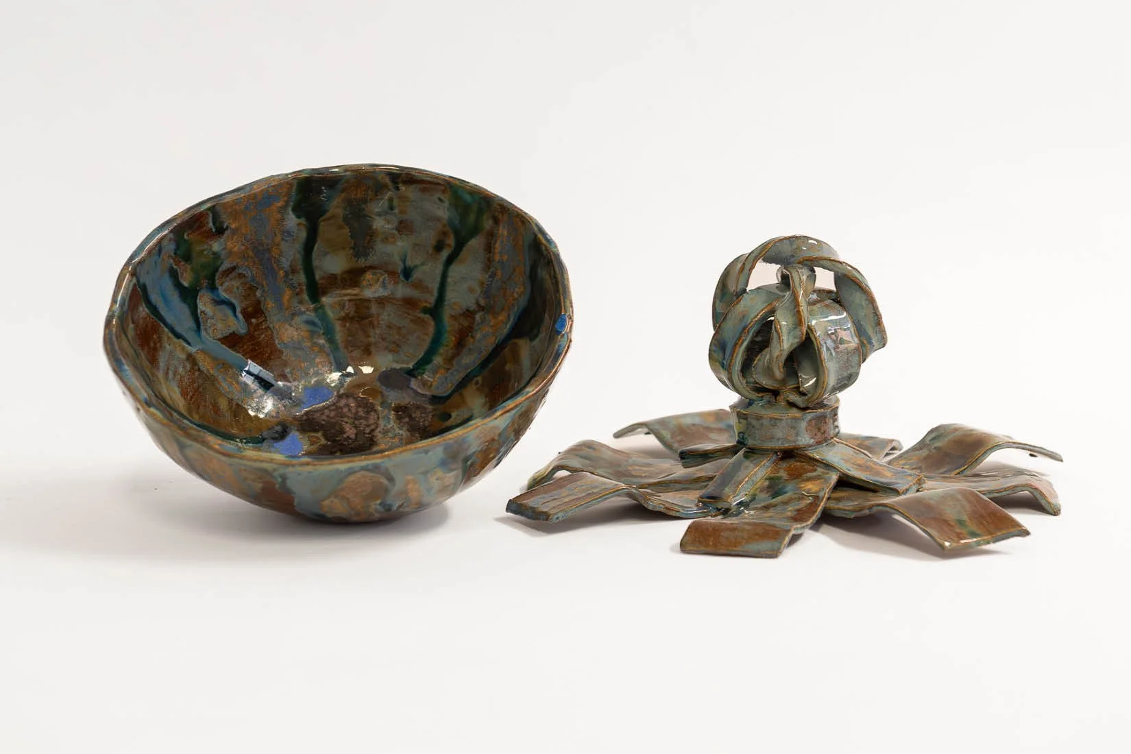 Salomon's Knot. Dimensions: 20 cm H x 25 cm Diameter. Materials: high temperature stoneware and high temperature glazes. 2026