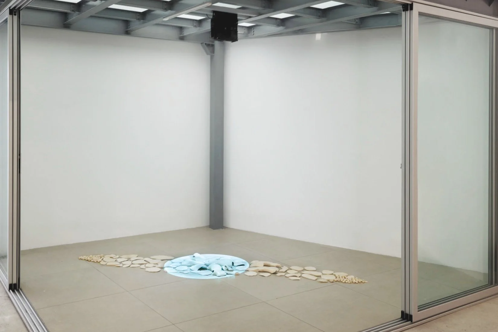Installation consisting of individual pieces with overhead video projection. Dimensions: 220 cm x 40 cm x 15 cm. Materials: handmade ceramic. Technique: low temperature glazing. 2017