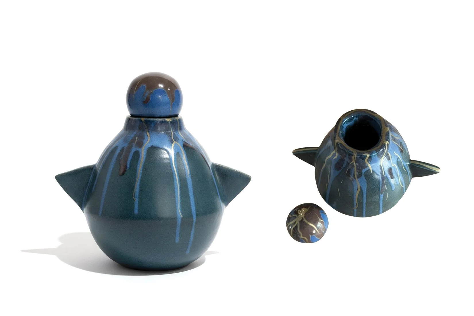 The Wise. 35 cm x 35 cm x 30 cm. Materials: high temperature stoneware and high temperature glazes. 2025