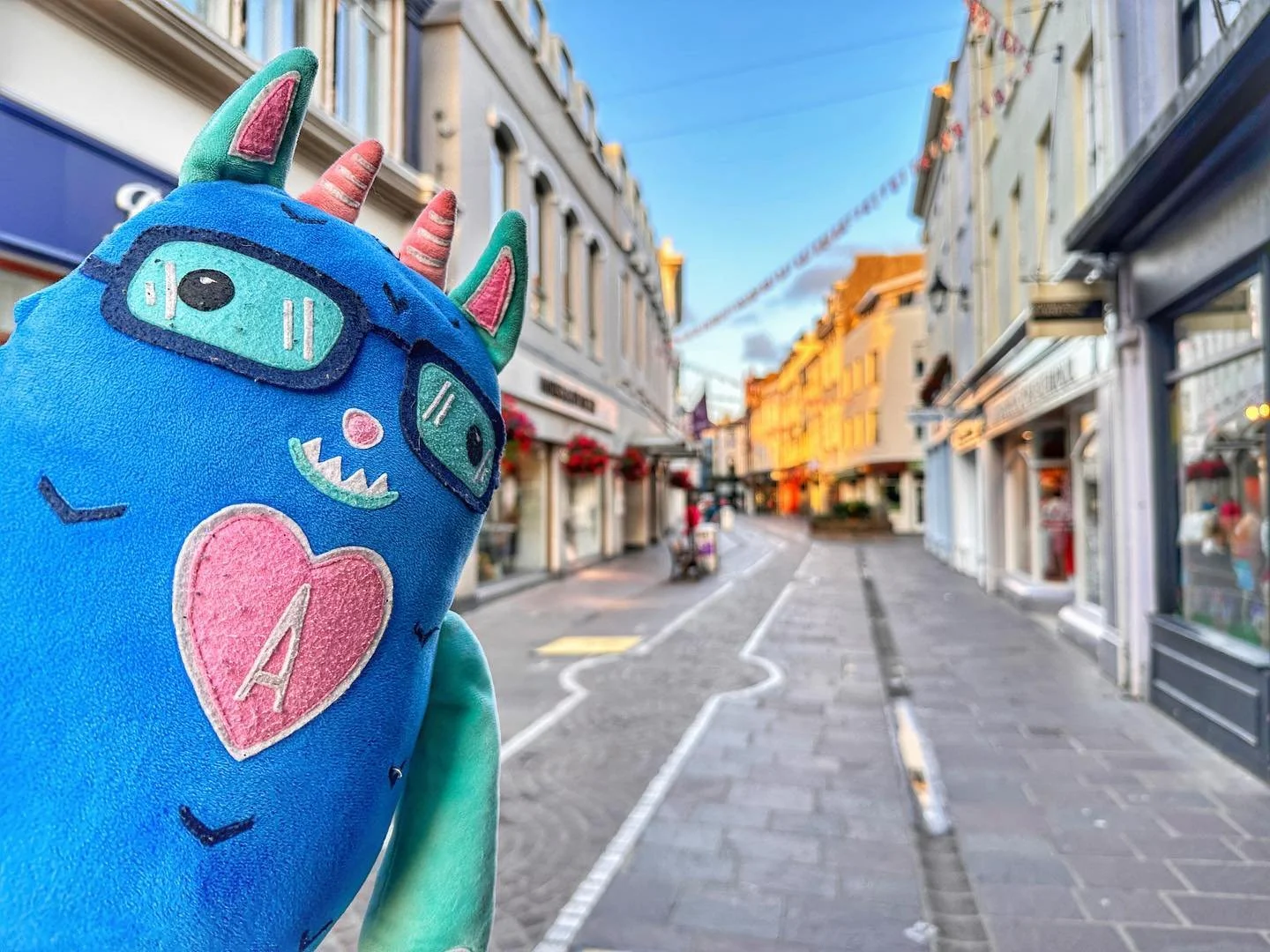 Here&rsquo;s more from the central business district of Saint Helier, Jersey 🇯🇪

#Mittstagrams #Mittstagram #AdventuresOfMitts #Mitts #TravelWithMitts #WheresMitts #Travel #TravelGram #MittstaTravel #Plush #OmgTravelToys #PlushieFriends #ToyTravel 