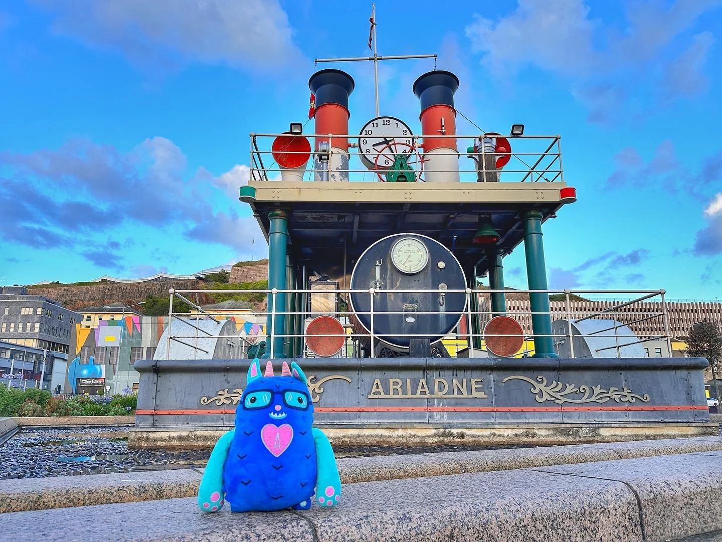 The Ariadne Steam Clock at the waterfront in Saint Helier, Jersey. 🏴󠁧󠁢󠁥󠁮󠁧󠁿

The Jersey steam clock is a full-scale replica of the centre section of a paddle steamboat named the Ariadne.

According to the Jersey Government &ldquo;the steam work
