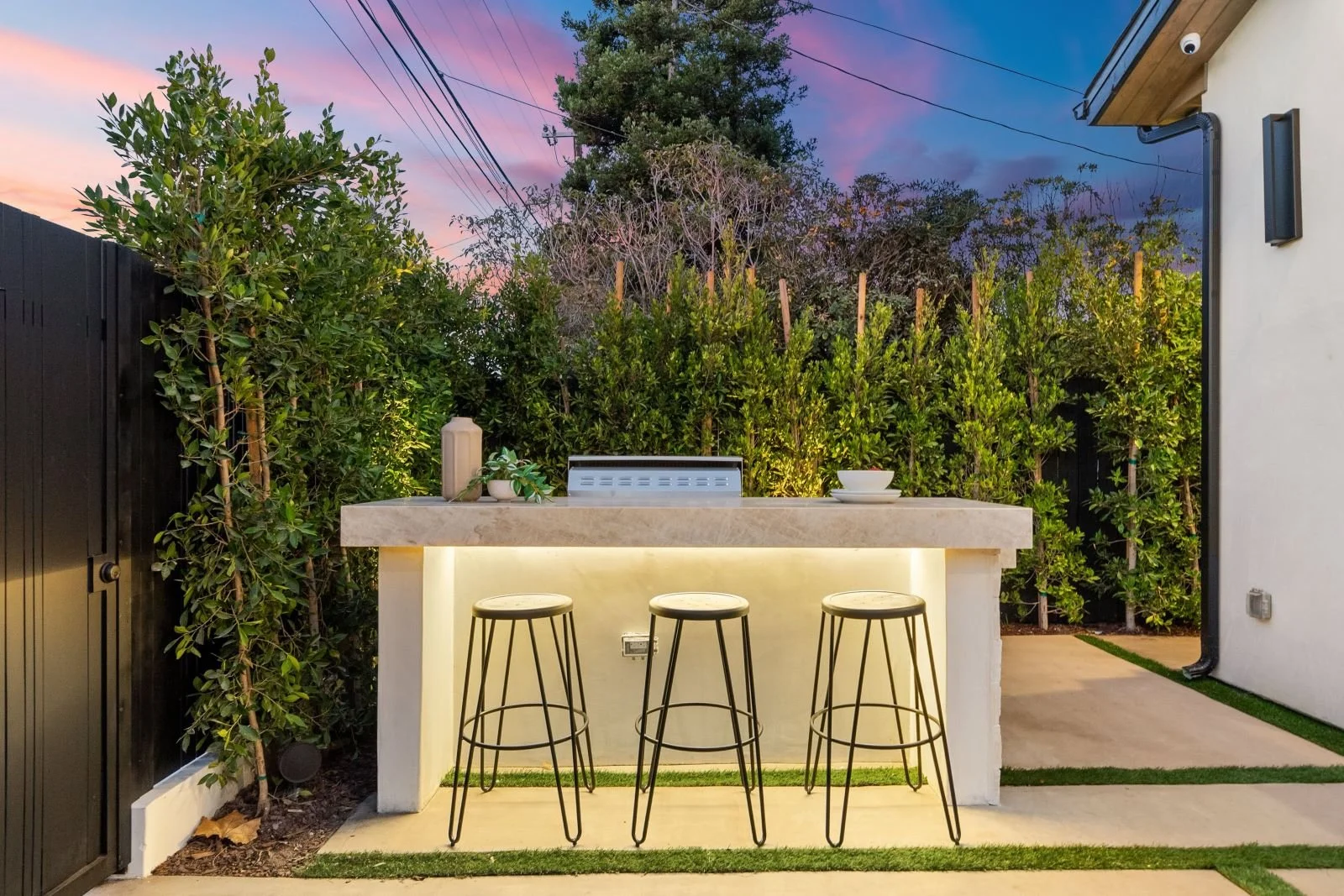 Backyard Remodeling for Entertaining in Phoenix: Built-In Seating, Bars, and Shade