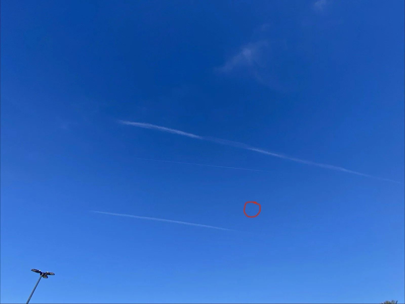 Commercial jet sans chemtrails