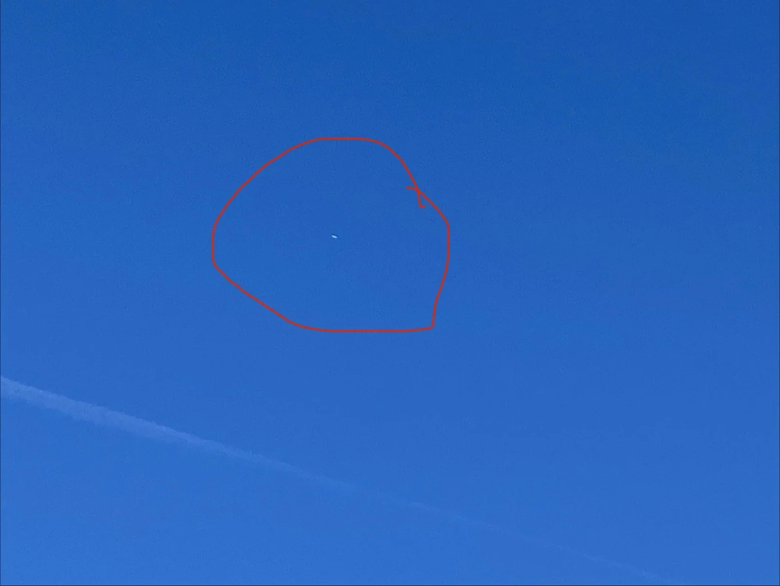 Commercial jet without chemtrails (zoomed)