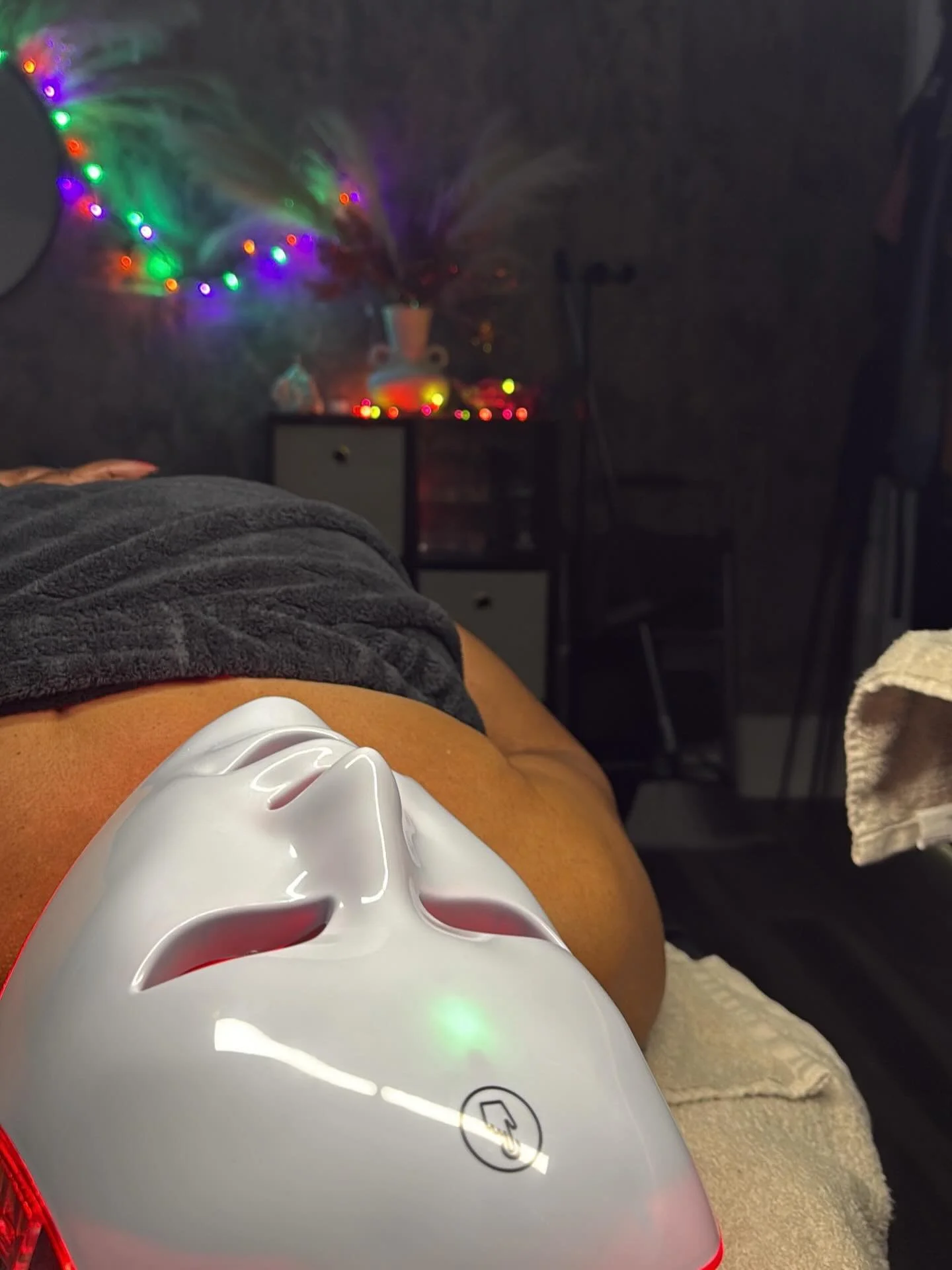 Lights low. Skin healing. Mind resting. ✨

This is your reminder that self-care is part of your skin care.
LED therapy supports calm, clarity, and collagen while you rest.

✨ Now booking
📍 Come get in the suite | Link in bio