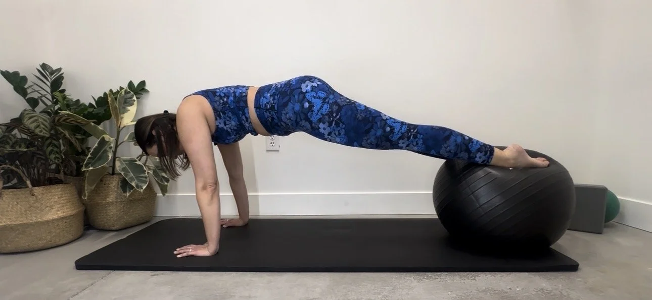 Physical therapist demonstrating an abdominal exercise for a virtual course.