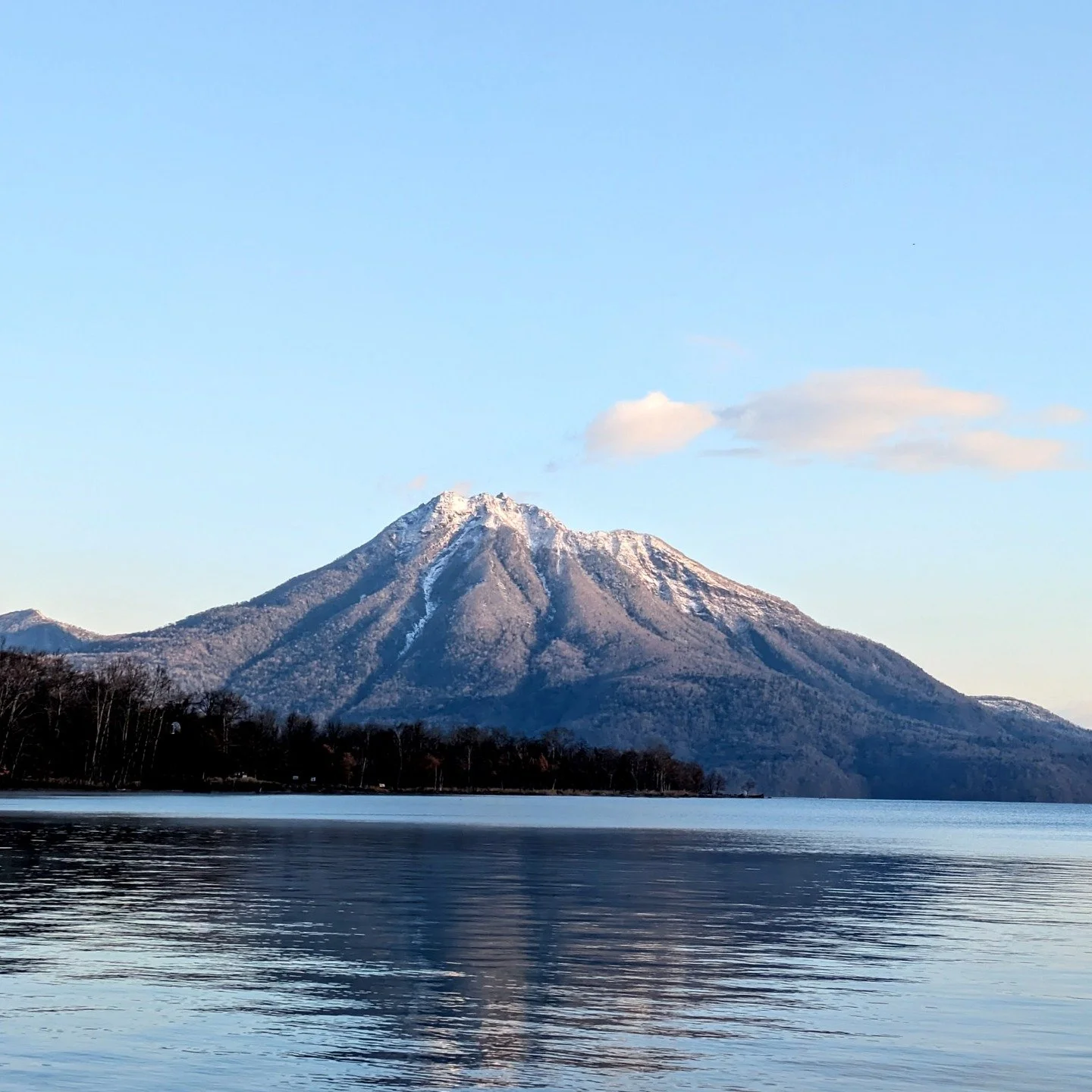 A cold river, carrying the dreams of last summer. Sapporo streams move into the winter season as snow begins to blanket the ground. 
#恵庭岳
＃フライフィシング
＃北海道
＃札幌
#Sapporo
#Hokkaido
#flyfishing

＃ニジマス
＃ブラウントラウト
＃ウイルドトラウト
#wildtrout
#rainbowtrout
#browntrou