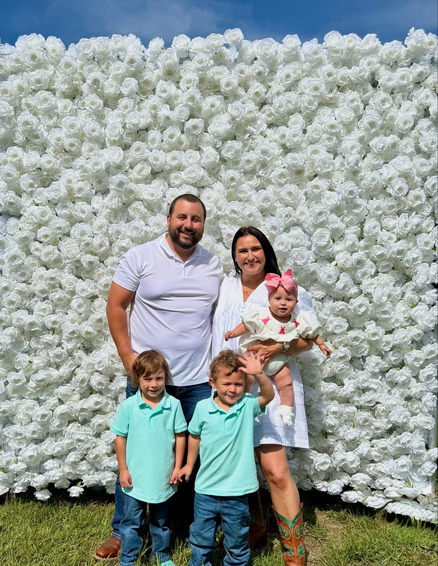 This beautiful family of five chose our flower wall GLORY &mdash; our elegant 8&rsquo; x 8&rsquo; white flower wall &mdash; to make their special day even more memorable! 🤍🌸

Looking to elevate your event? Our flower walls are available for rent an