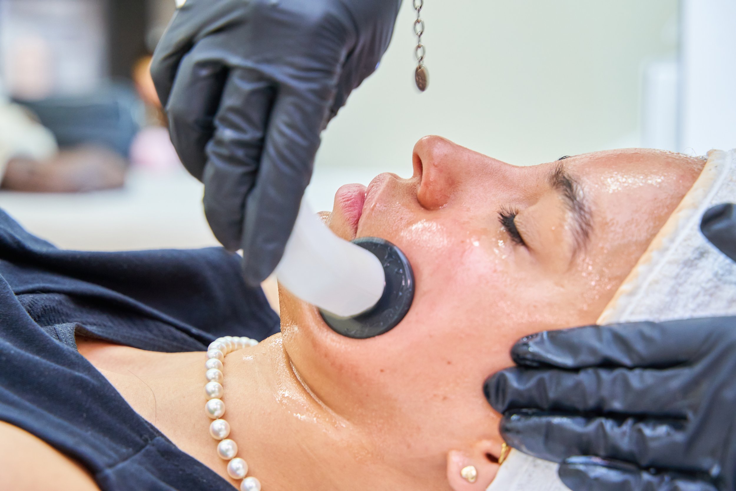 radio-wave-face-lifting-in-a-cosmetology-clinic-s-2025-03-11-07-40-22-utc.jpg
