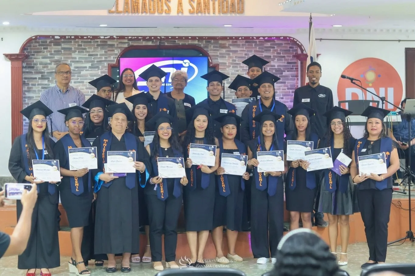 🎓✨ &iexcl;Felicitaciones a los graduados de la Escuela de Liderazgo en el Ministerio Juvenil! | Promoci&oacute;n 2025.

Celebramos su esfuerzo, dedicaci&oacute;n y compromiso con el llamado de Dios. Que este nuevo paso sea de impacto, servicio y tra
