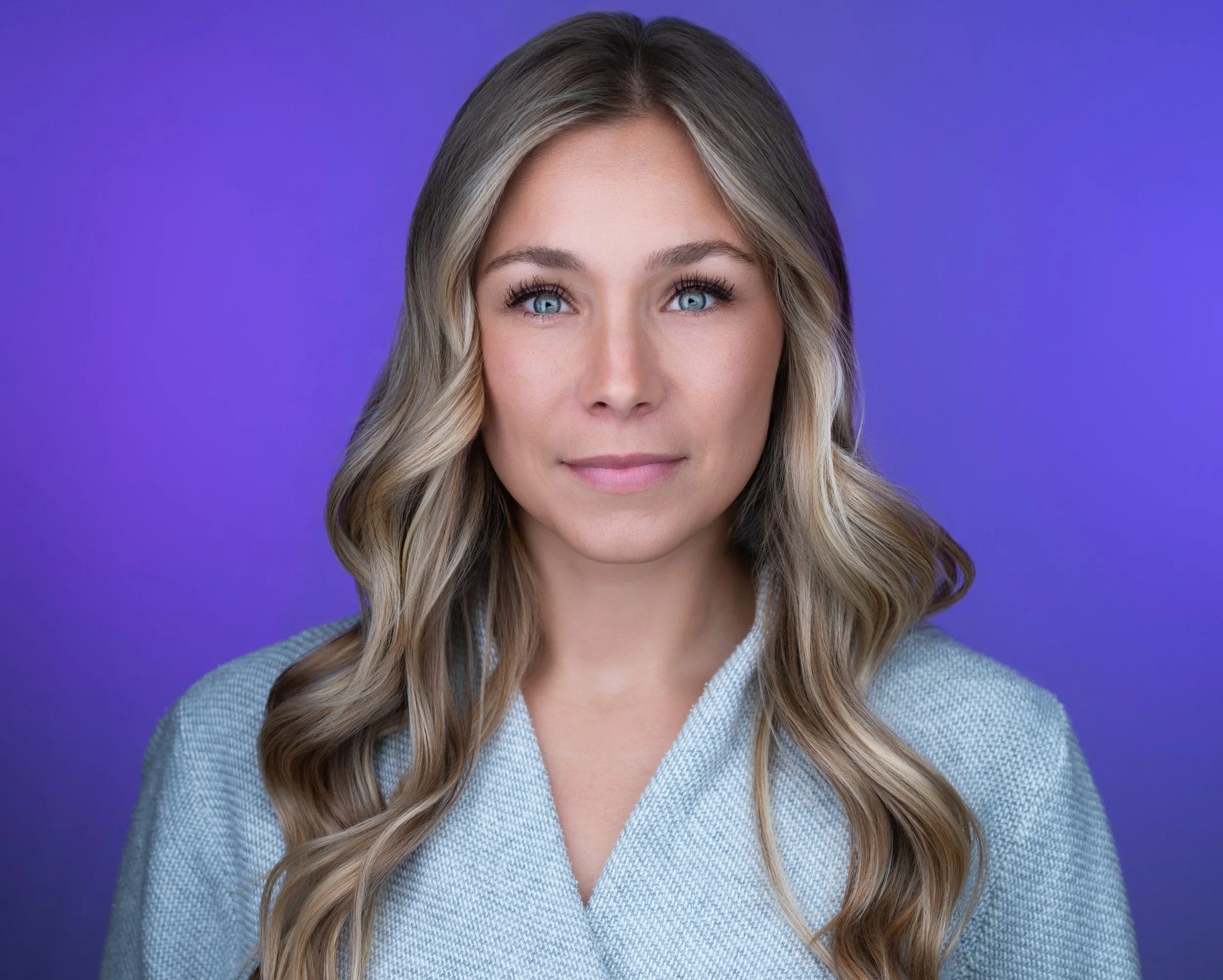 High-quality LinkedIn profile picture of a woman in NY, expertly lit to reflect a confident market leader.