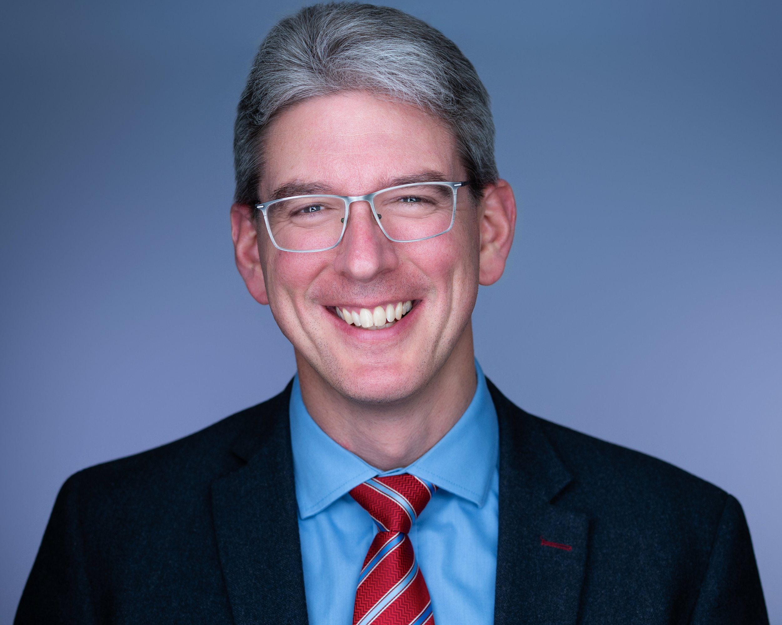 Friendly insurance agent business photo in NYC for men, designed to make clients feel at ease by Eclipse Headshots.