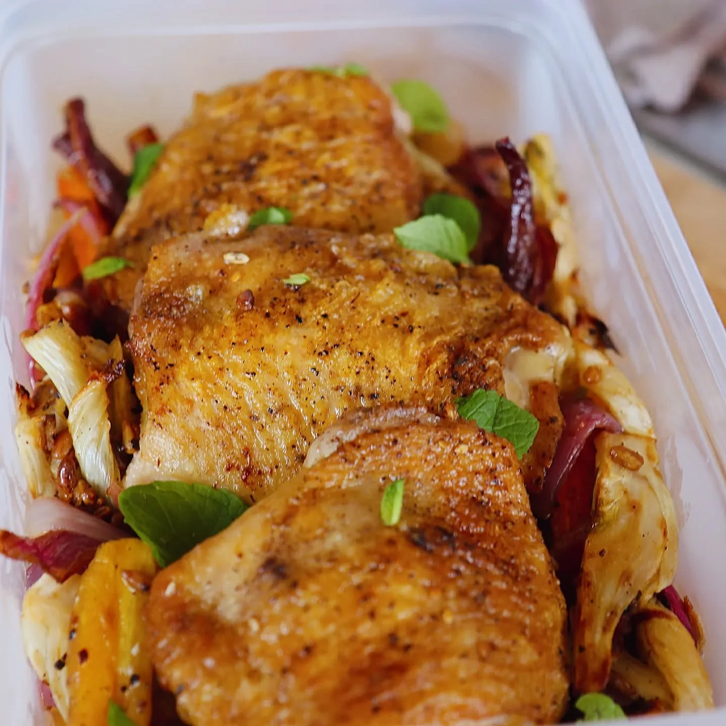Mediterranean Chicken Thighs, Roasted Vegetables, and an Herb Vinaigrette. A perfect meal as the weather is starting to cool down to warm your body and keep you nourished. 

地中海風の鶏もも肉、焼き野菜、とハーブビネグレット。気温が下がり始めて体を温め、栄養を保つには最適な食事です。

Our website is fina