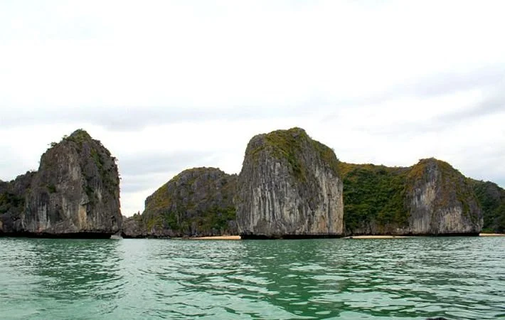 Halong Bay Ba Trai Dao Islet.jpg