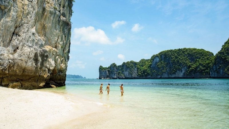 Halong Bay Ba Trai Dao Beach (1).jpg