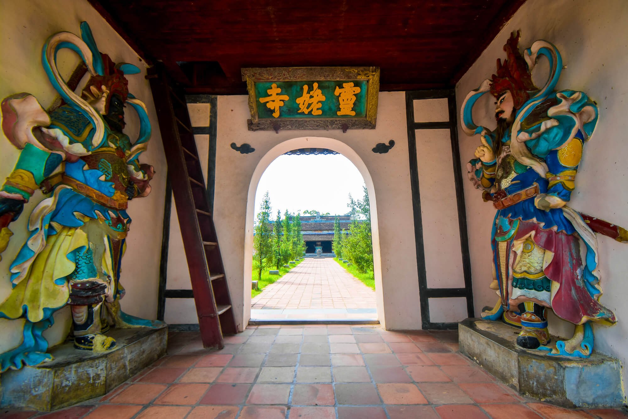 Hue Thien Mu Pagoda (2).jpg