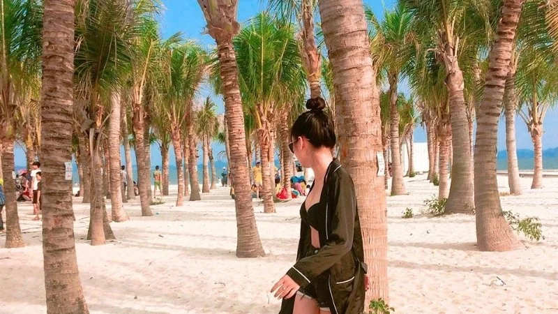 Halong Bay Bai Chay beach (4).jpg