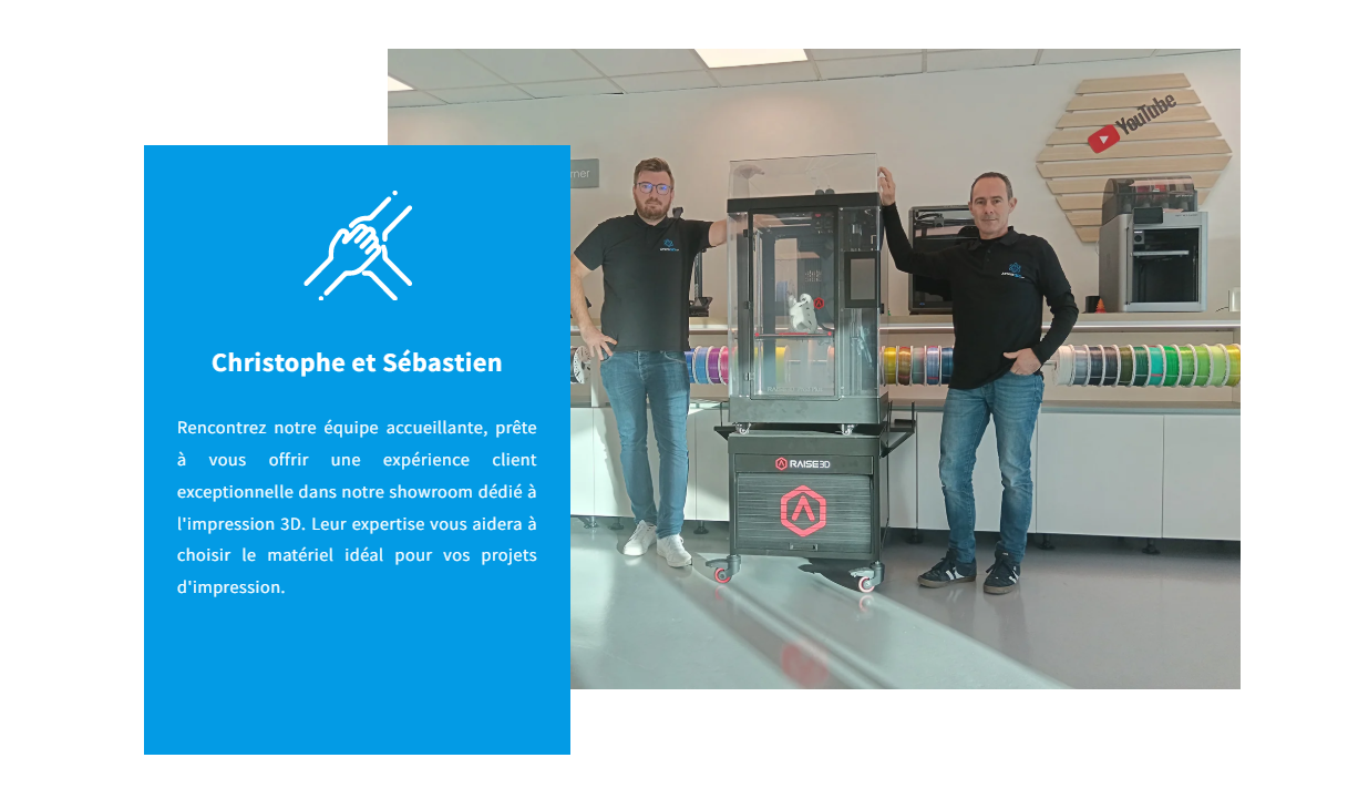 Une image montrant deux hommes, Christophe et Sébastien, posant à côté d'une machine d'impression 3D dans un showroom. L'arrière-plan comporte des rouleaux de matériaux colorés et un panneau YouTube.