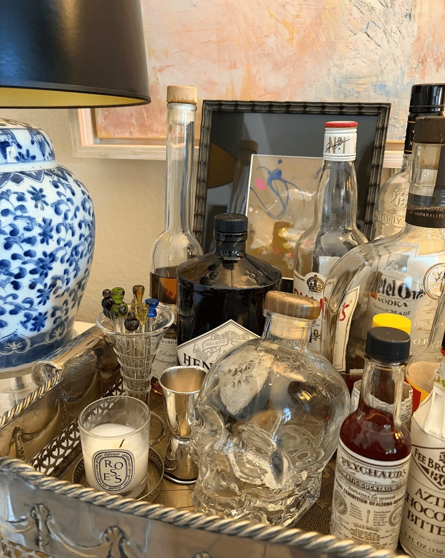 Abstracts work literally anywhere! Love how that little stroke of blue plays so well off the blue and white porcelain. 💙 

#vintageart #blueandwhite #abstractact #ruedesmuses