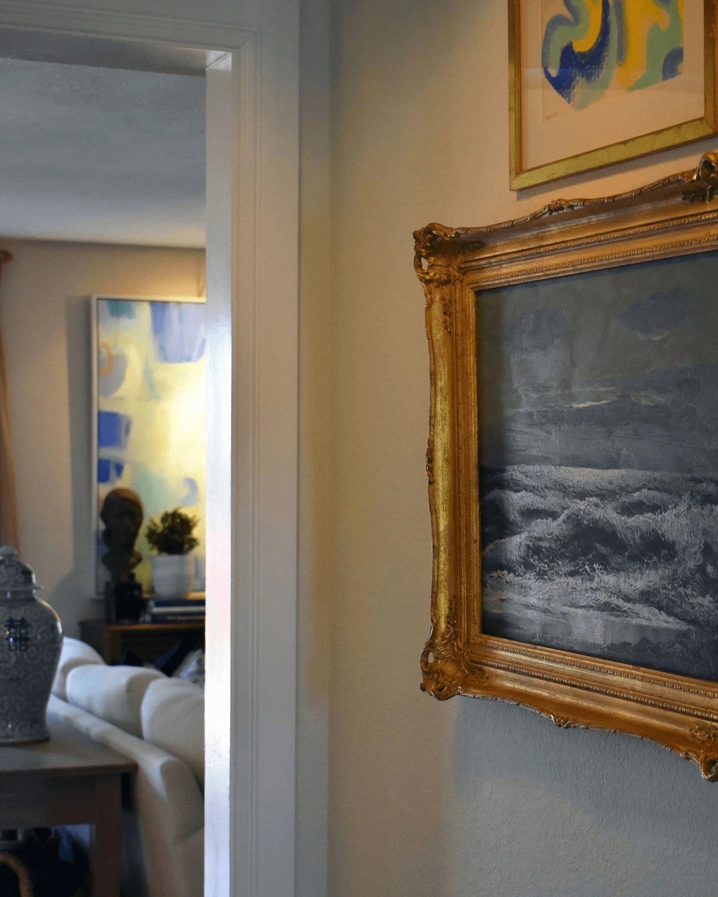 Art in transition spaces. &harr;️ Dramatic seascape anchoring a hallway view. 

#vinageart #nauticalart #ruedesmuses