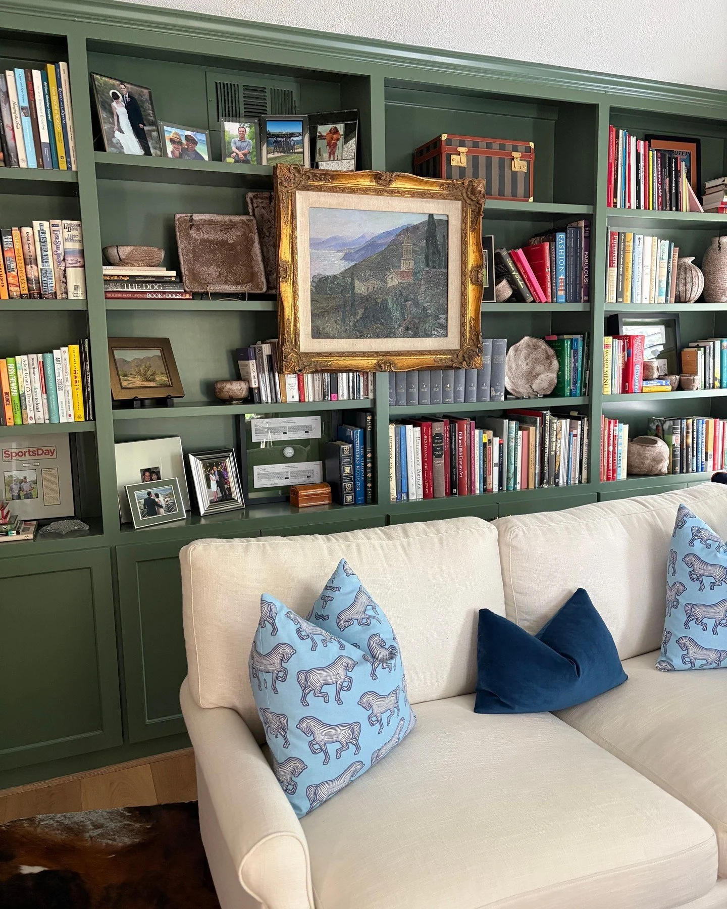 An incredible piece of vintage art takes your bookshelf styling to the next level. 📚️ 

Erbalunga (Corse) by Pierre-Gaston Rigaud
France, 1932
Oil on board, 31 W x 27 H

$3500

Link in bio to shop.