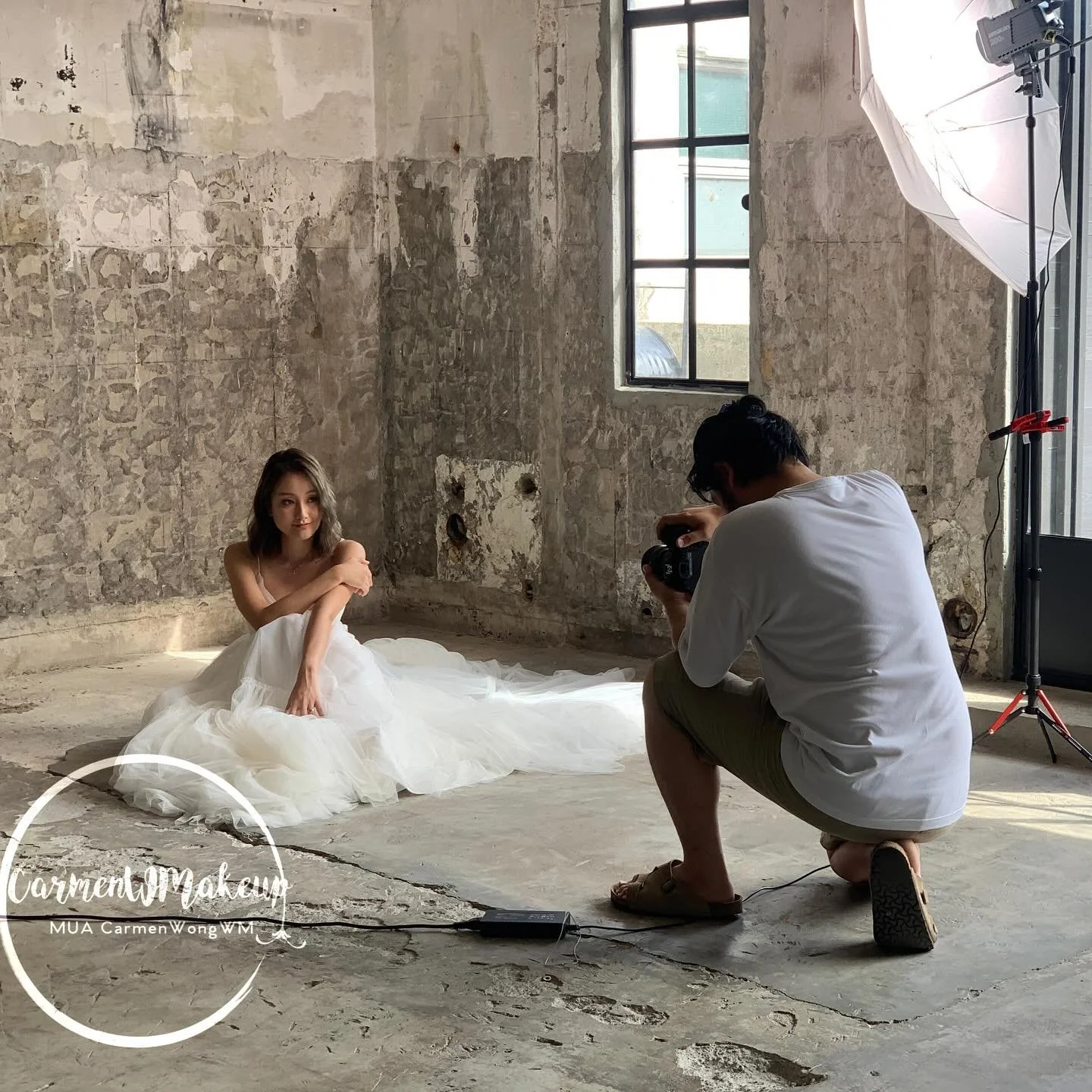 Behind every serene frame, a little chaos.
From soft sparkle to clean glow — here’s a look at the making of magic. Always grateful to create in good hands, with good light.
每張平靜畫面背後,都有一點混亂。
由自然光肌到閃爍妝感,妝髮、燈光、構圖都係慢慢磨合出嚟
Makeup & Hair: