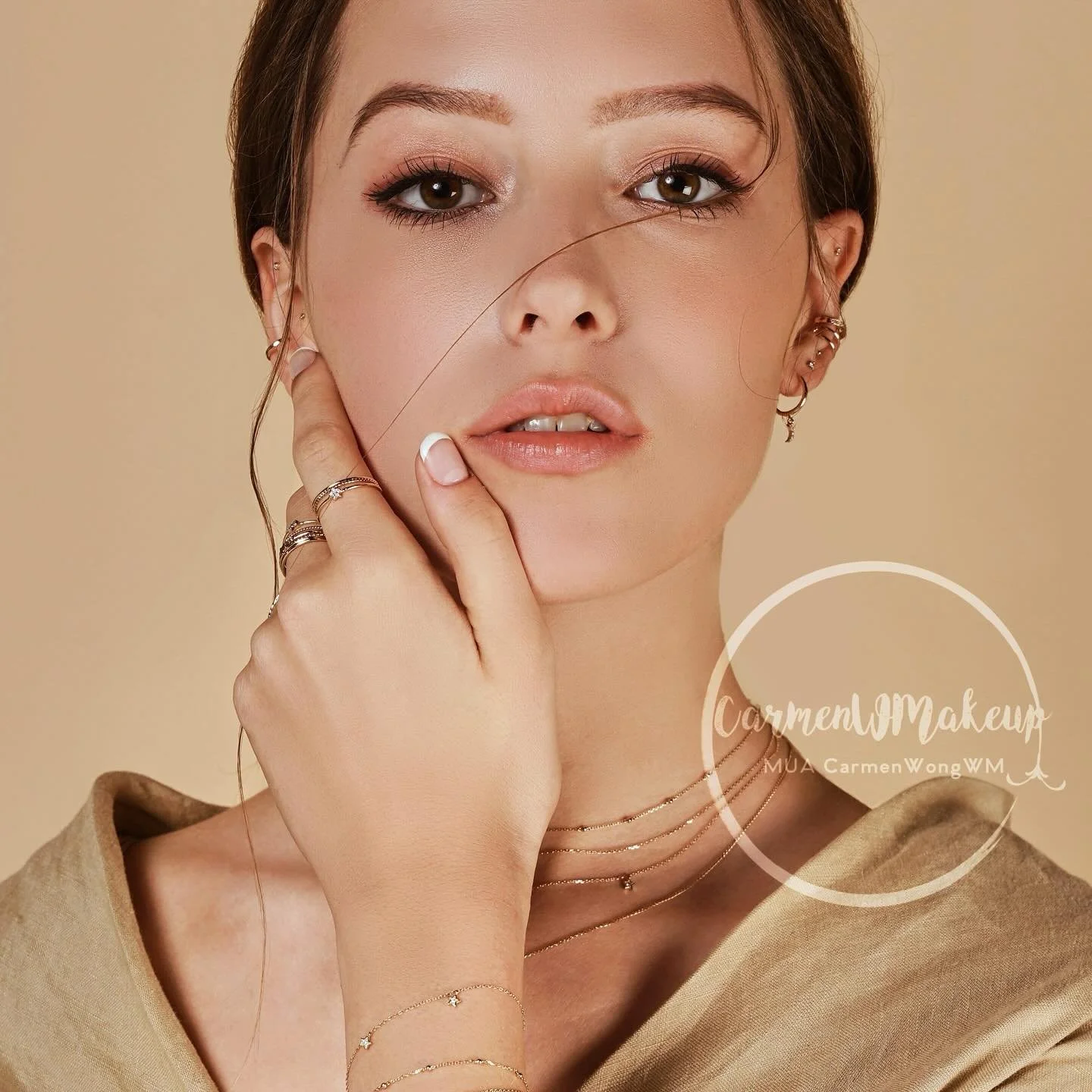 Crafted in Details.
每個細節都係作品嘅靈魂,
眉眼、輪廓、光影、觸感⋯⋯
Every detail tells a story —
Brows, contours, soft shadows, and the feeling of skin.
Beauty is something you feel.
—
Makeup & Hair: @carmen_wongwm 
Photographer: @kojitamphotography 
Cl