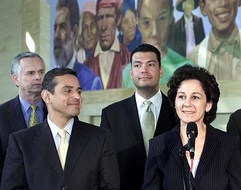 Monica Lozano announces launch of ImpreMedia accompanied by LA Mayor James Hahn, City Council Member Antonio Villaraigosa, and City Council President Alex Padilla—Photo by Aurelia Ventura