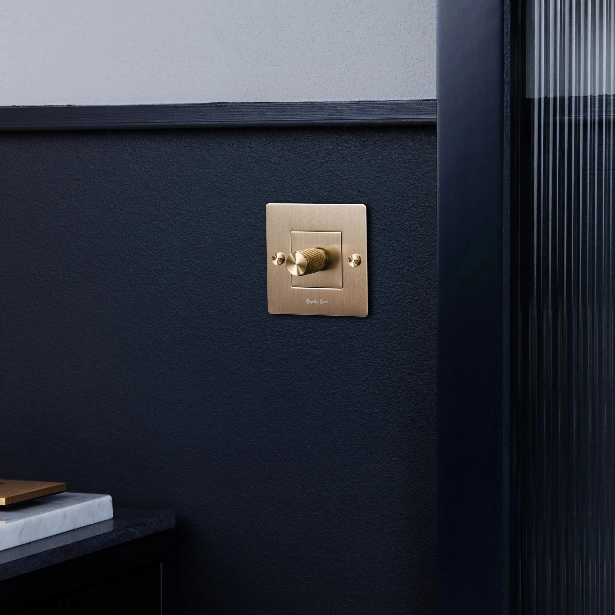 intrerupator-cu-variator-1g-dimmer-250w-led-buster-and-punch-paris14a-ro-5.jpg