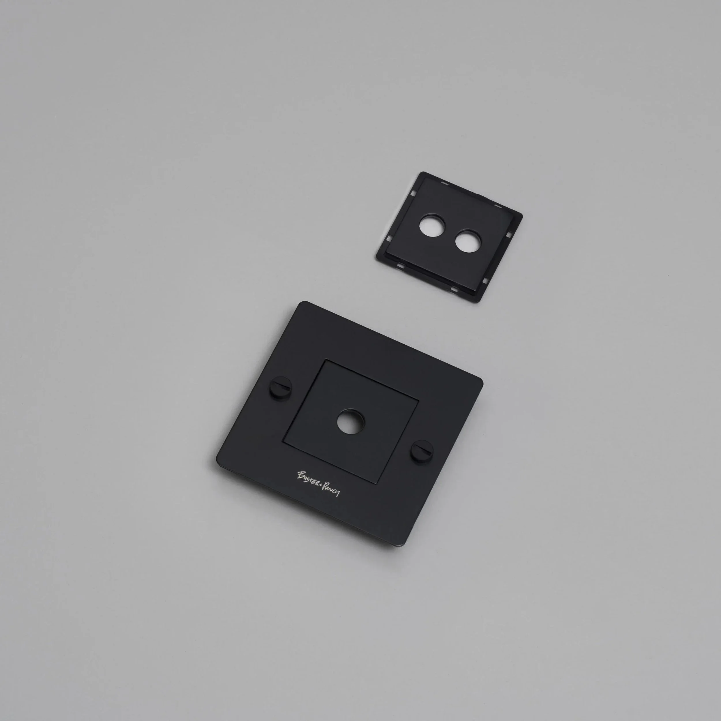 placa-de-perete-1g-cu-insertii-buster-and-punch-paris14a-ro-1.jpg