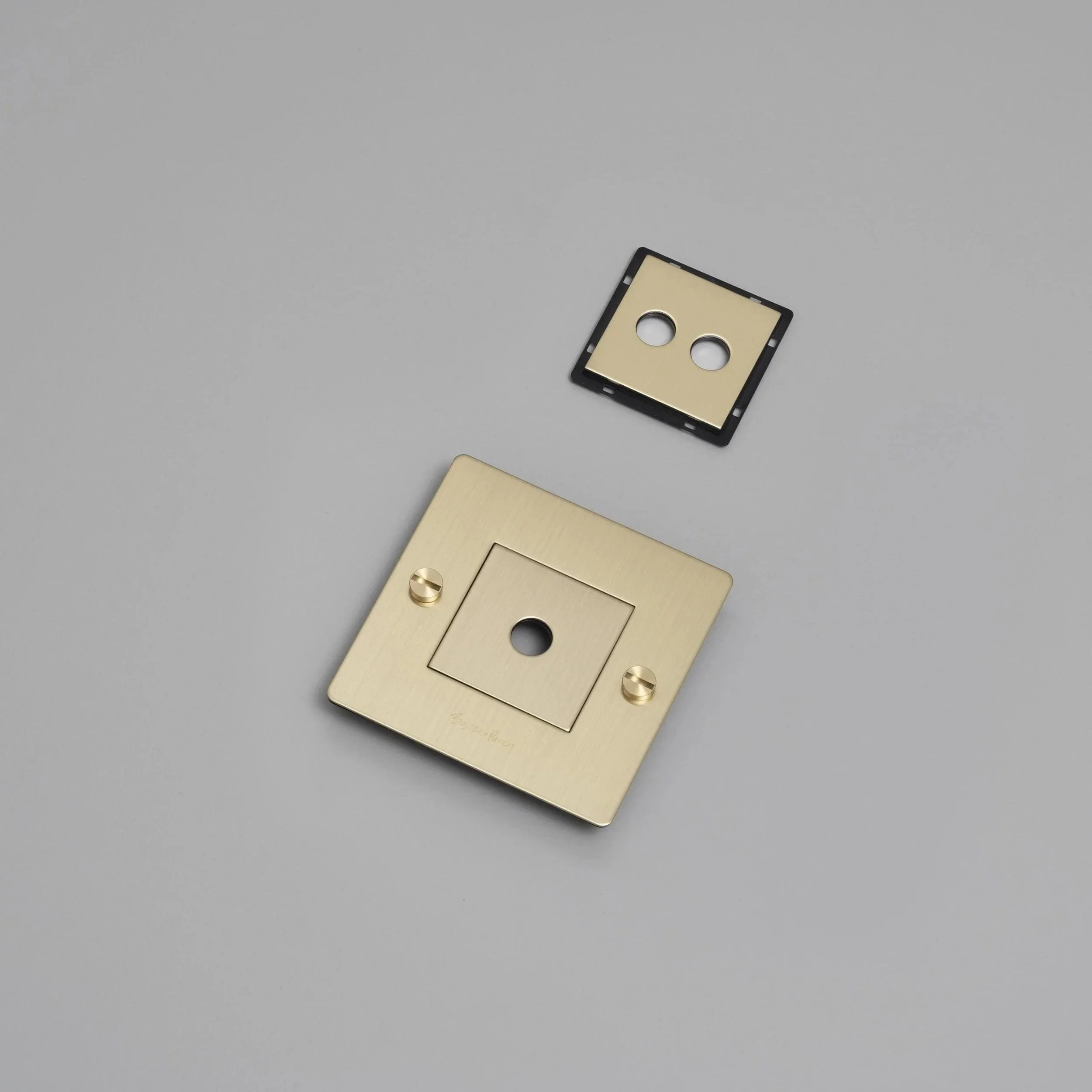 placa-de-perete-1g-cu-insertii-buster-and-punch-paris14a-ro-2.jpg