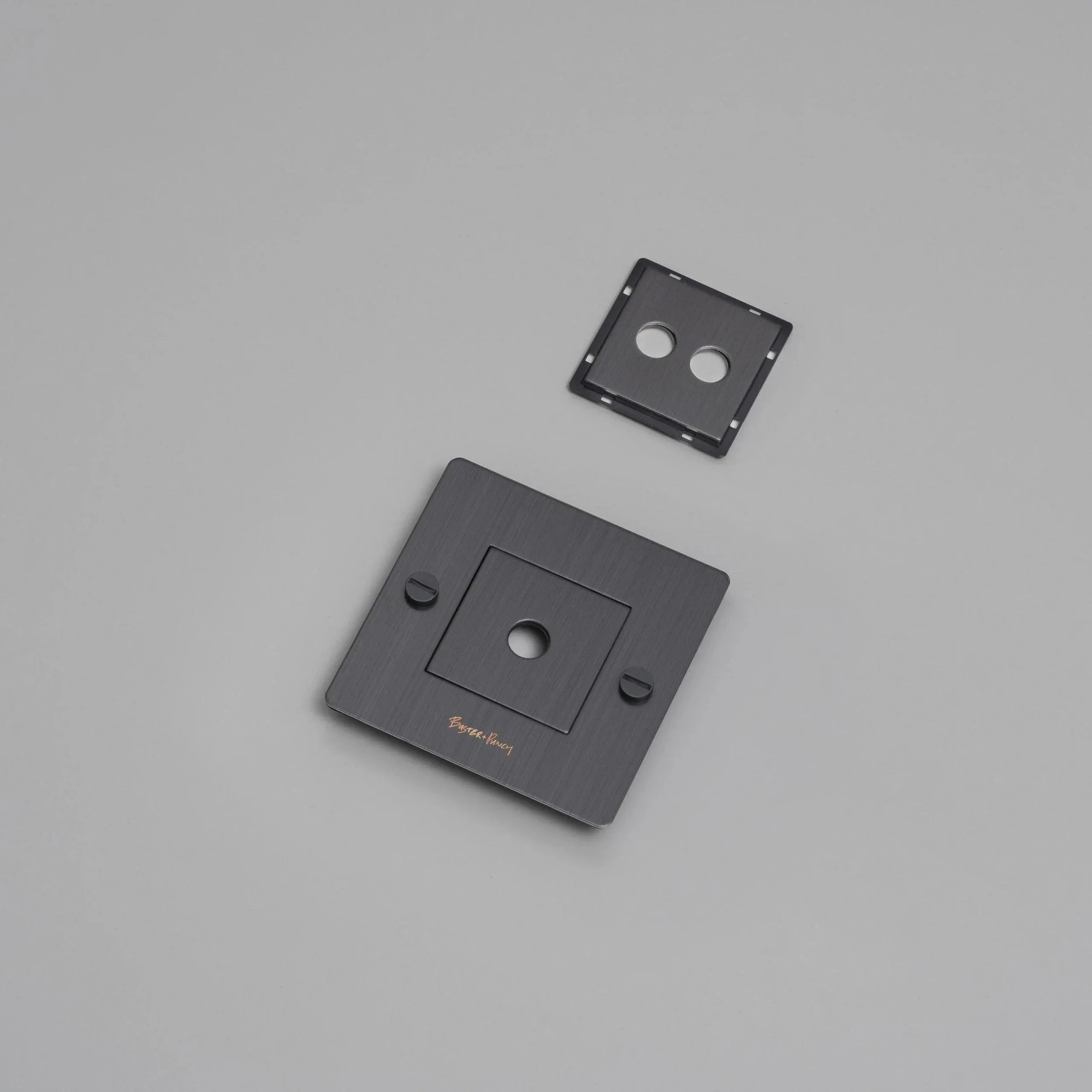 placa-de-perete-1g-cu-insertii-buster-and-punch-paris14a-ro-3.jpg