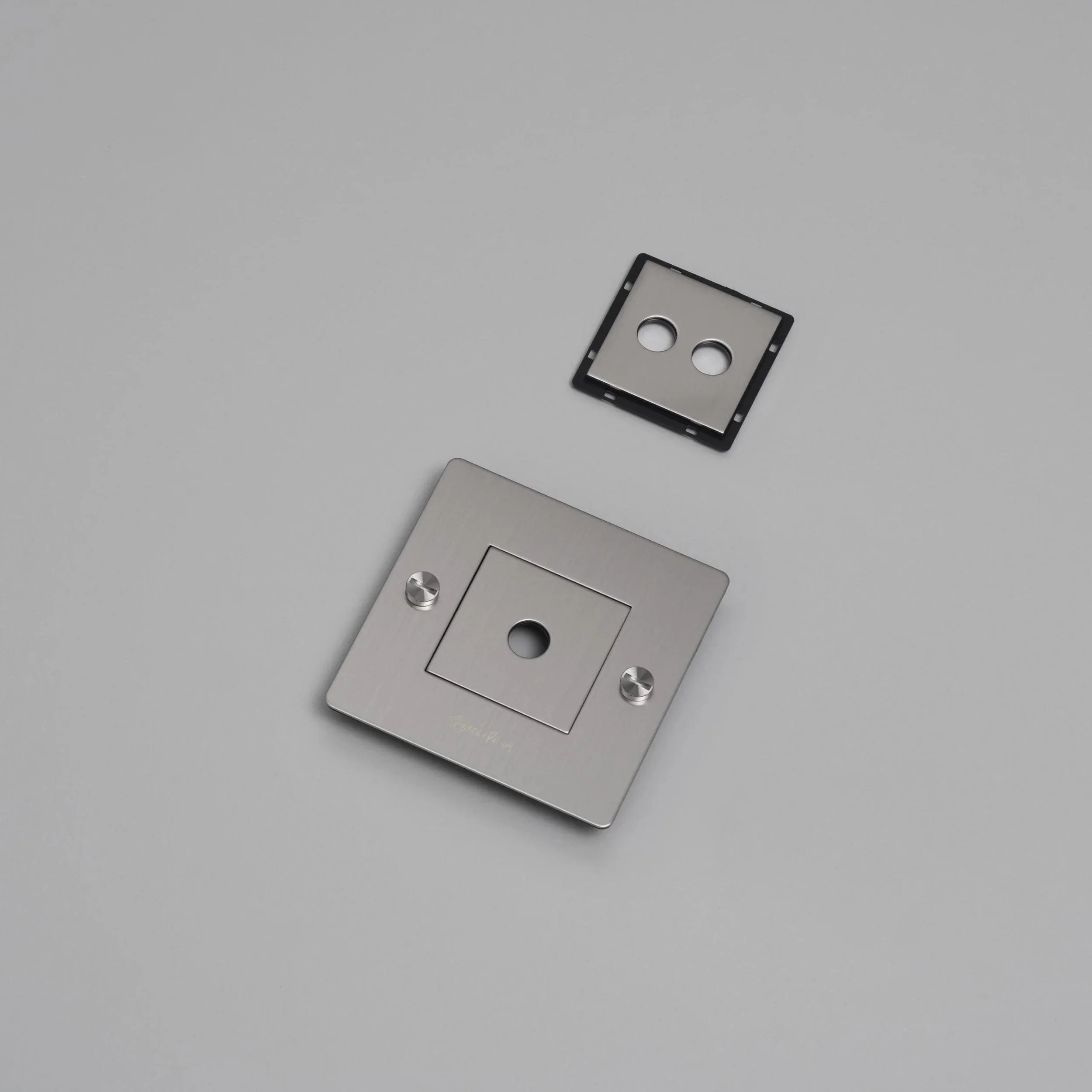 placa-de-perete-1g-cu-insertii-buster-and-punch-paris14a-ro-4.jpg