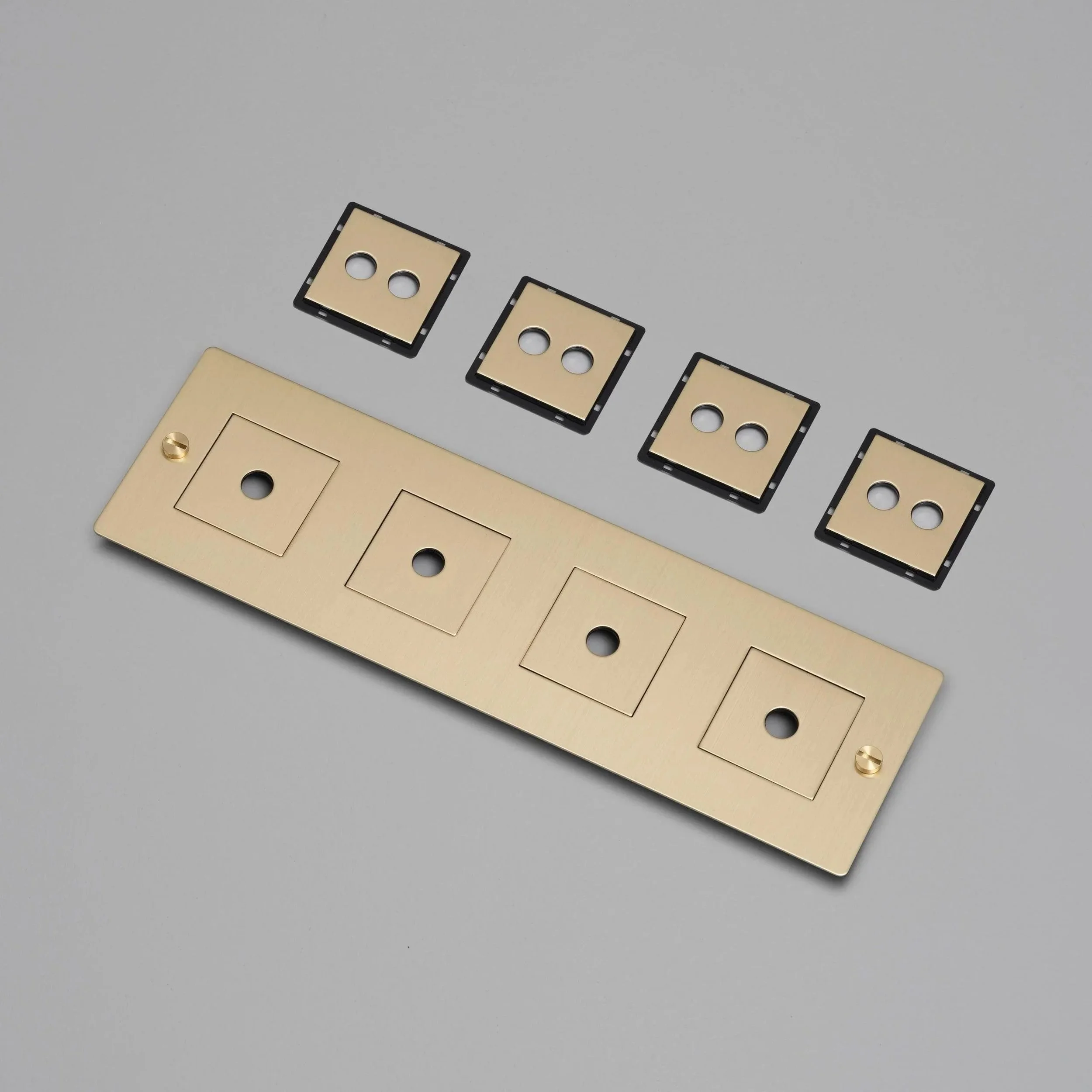 placa-de-perete-4g-cu-insertii-buster-and-punch-paris14a-ro-3.jpg