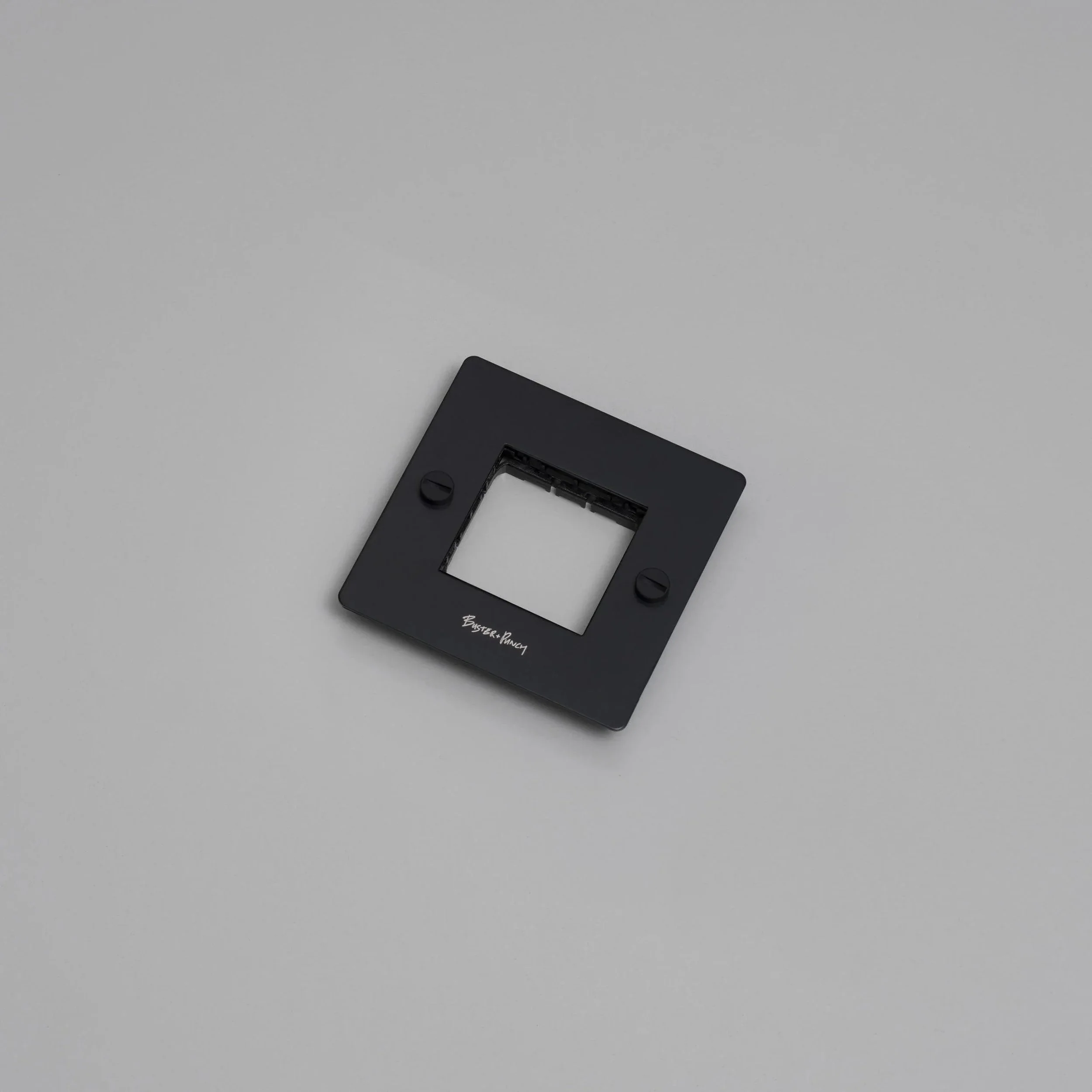 placa-de-perete-1g-fara-insertii-buster-and-punch-paris14a-ro-1.jpg