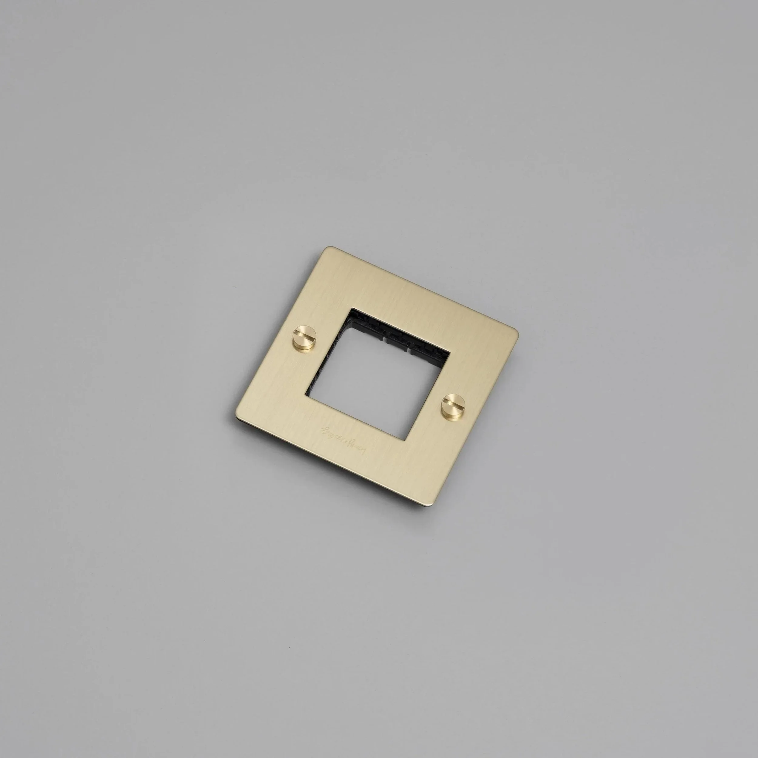 placa-de-perete-1g-fara-insertii-buster-and-punch-paris14a-ro-2.jpg
