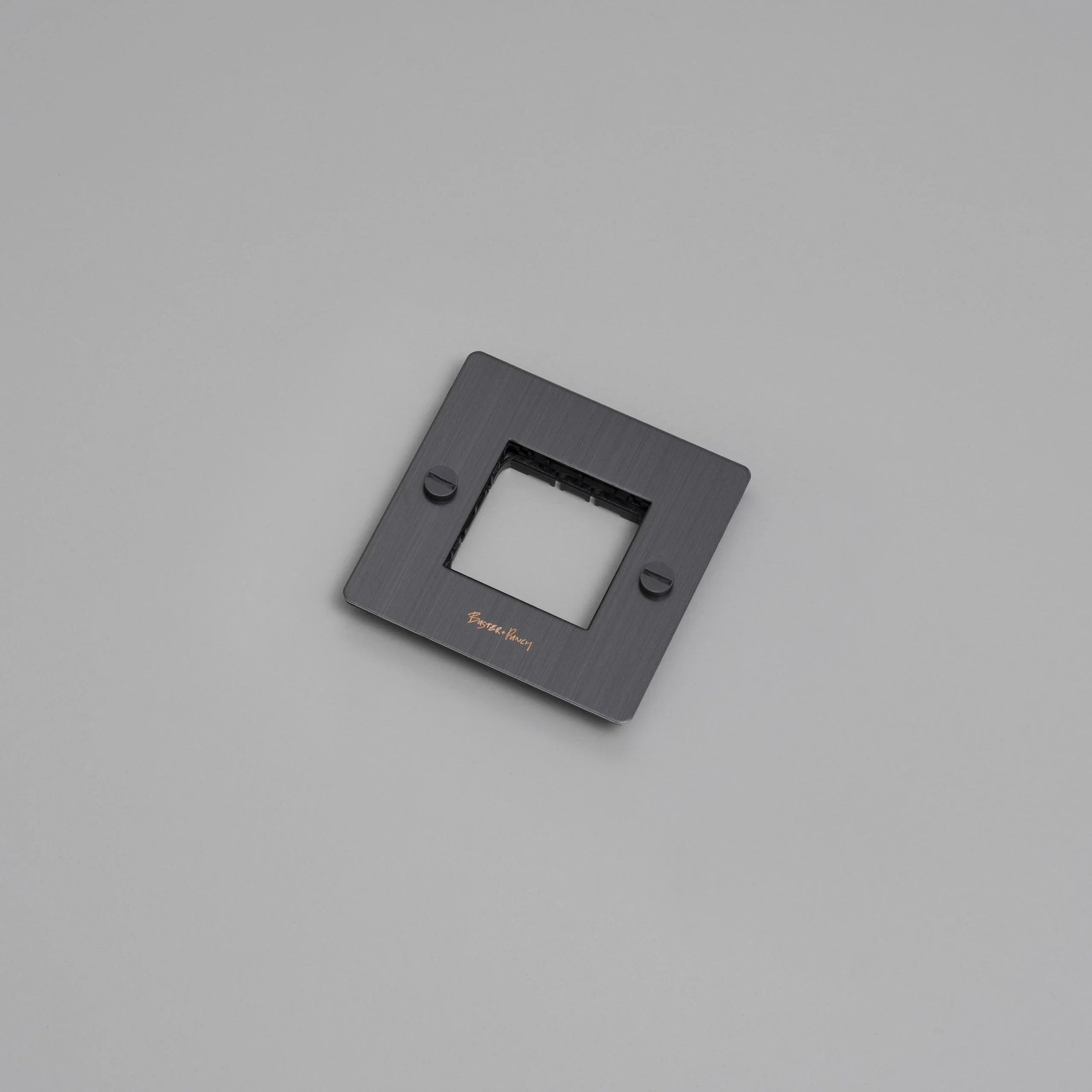 placa-de-perete-1g-fara-insertii-buster-and-punch-paris14a-ro-3.jpg