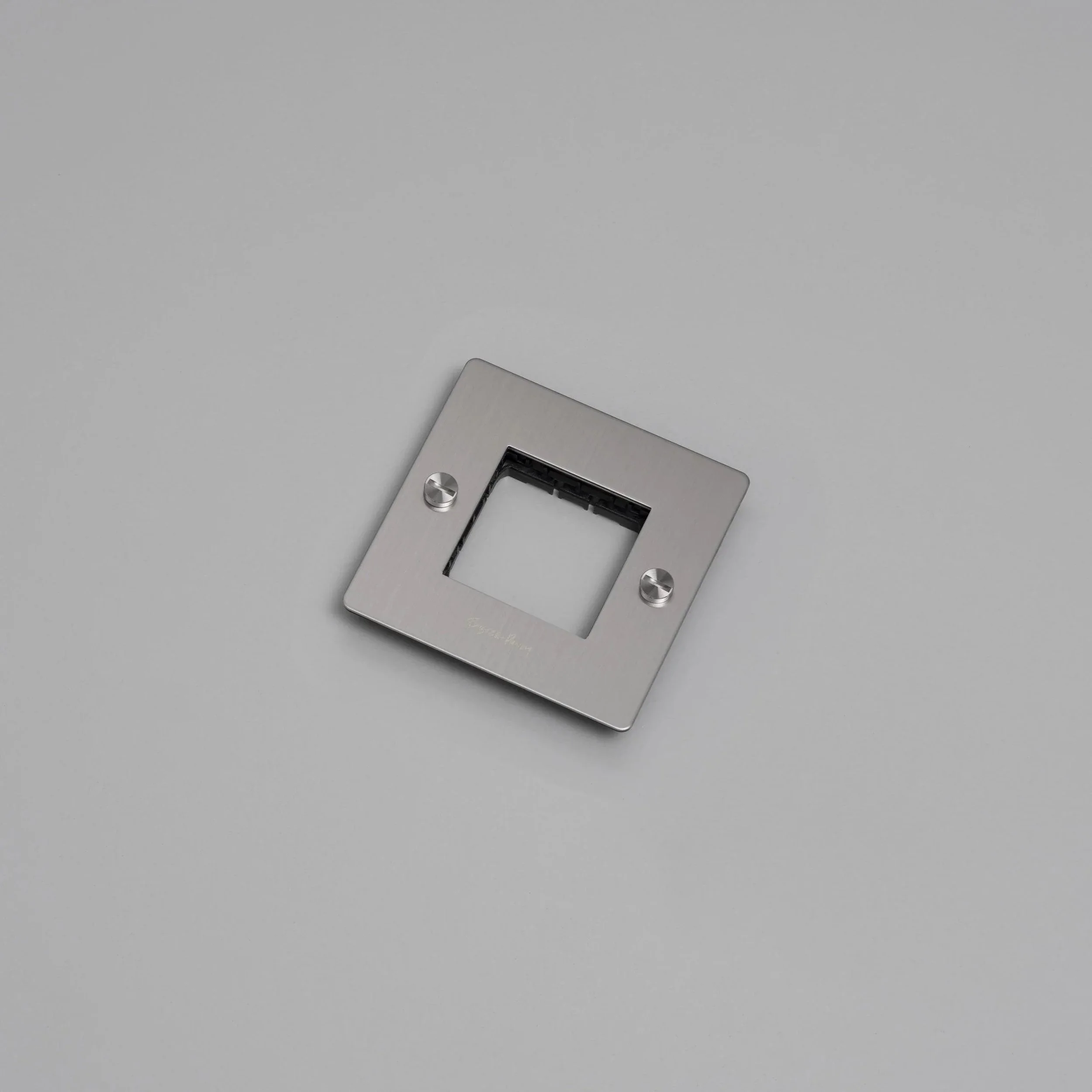 placa-de-perete-1g-fara-insertii-buster-and-punch-paris14a-ro-4.jpg